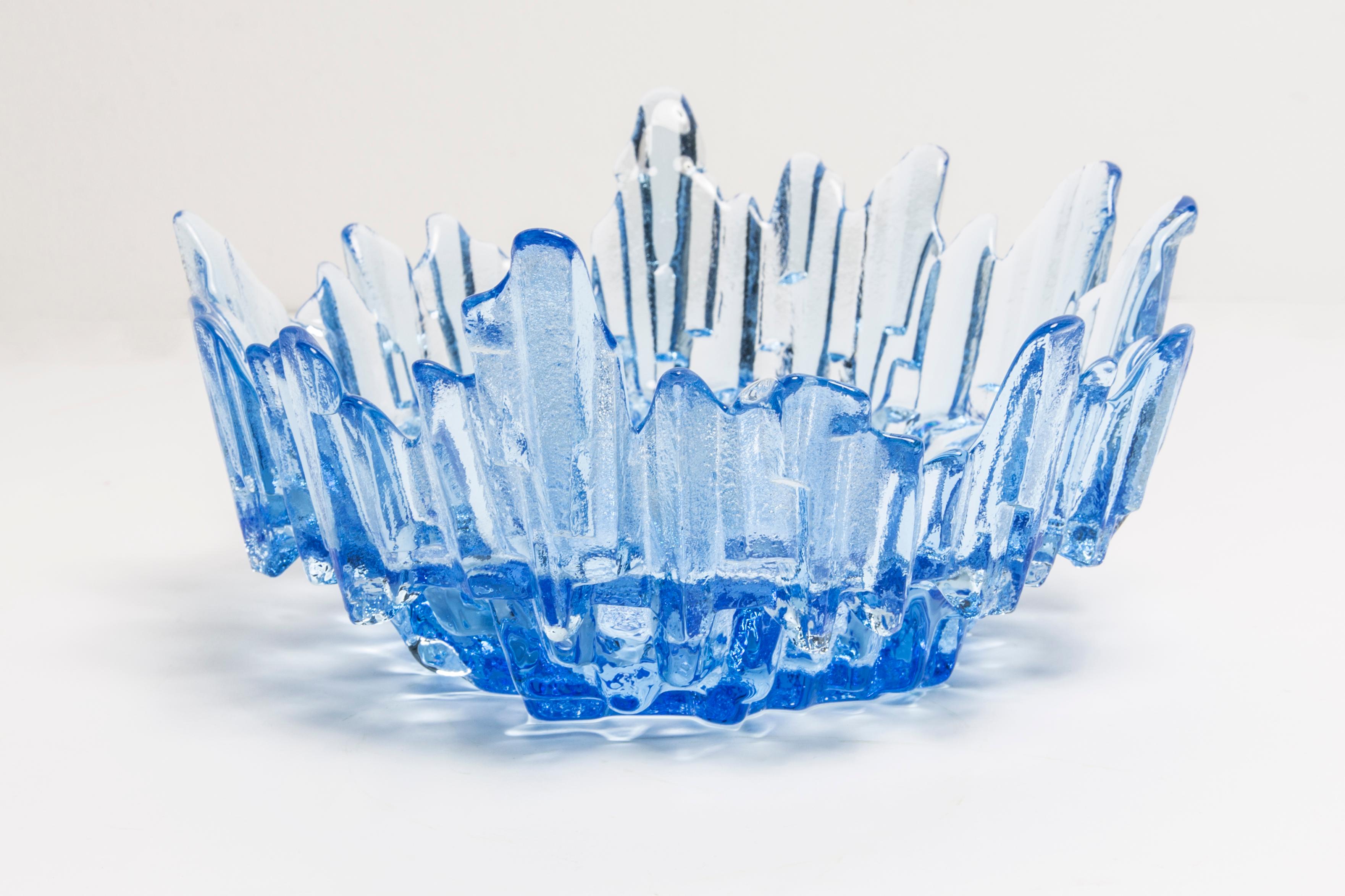 Magnifique assiette/bol en verre à glace décoratif bleu clair d'Italie. La plaque est en très bon état vintage, sans dommage ni fissure. Verre original. Une pièce unique pour chaque table et chaque intérieur ! Une seule pièce disponible.