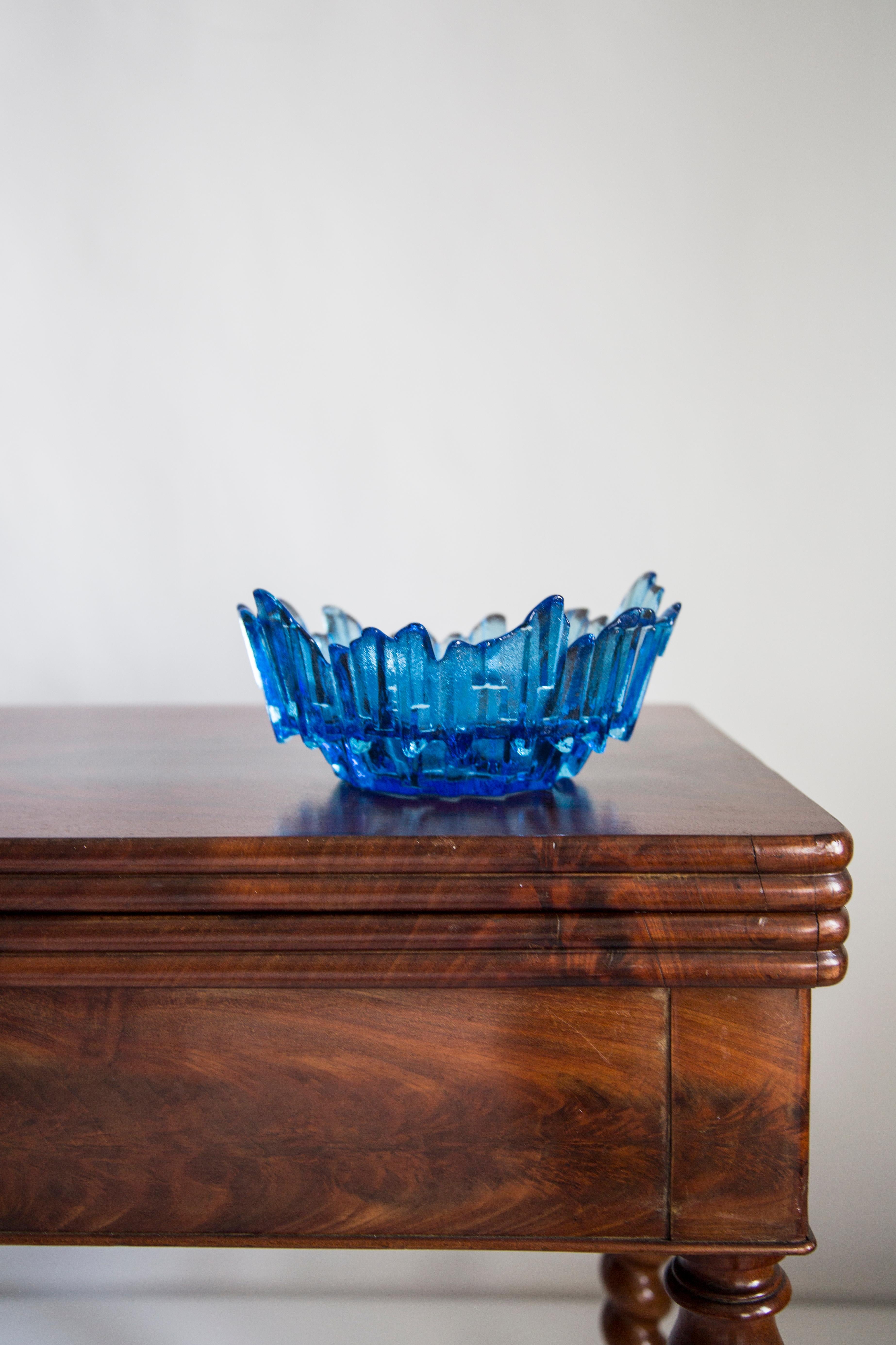 Mid-Century Modern Assiette décorative en verre glacé bleu clair, Italie, années 1960 en vente