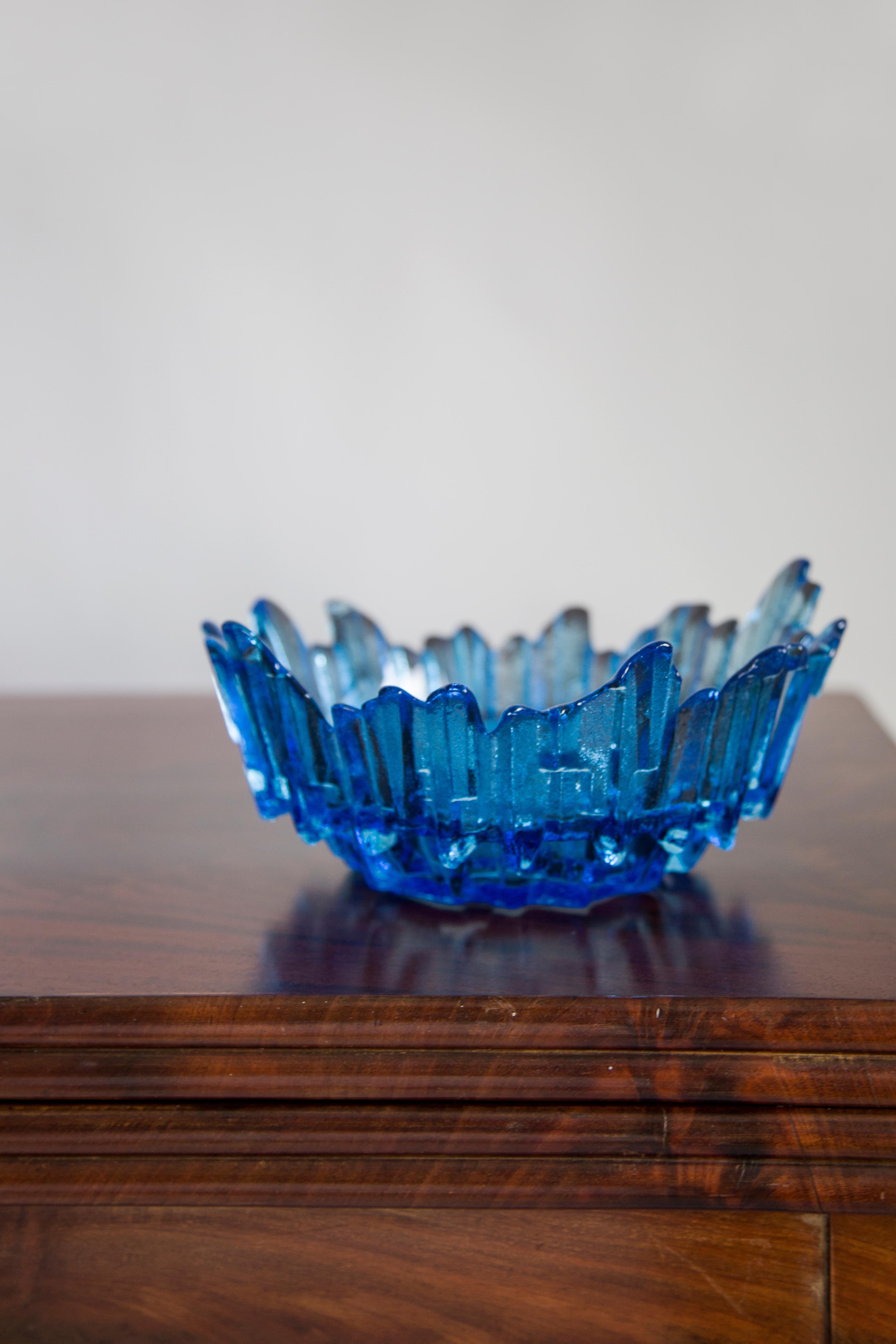 italien Assiette décorative en verre glacé bleu clair, Italie, années 1960 en vente