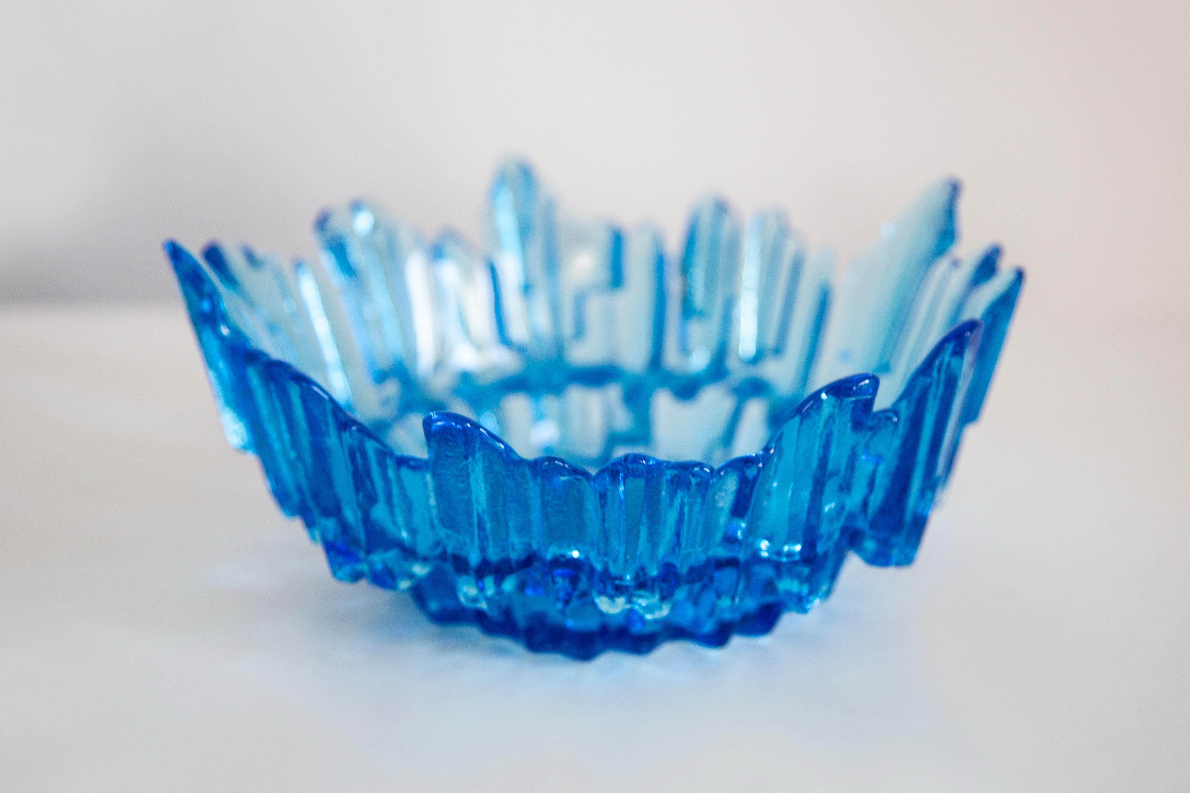 20ième siècle Assiette décorative en verre glacé bleu clair, Italie, années 1960 en vente