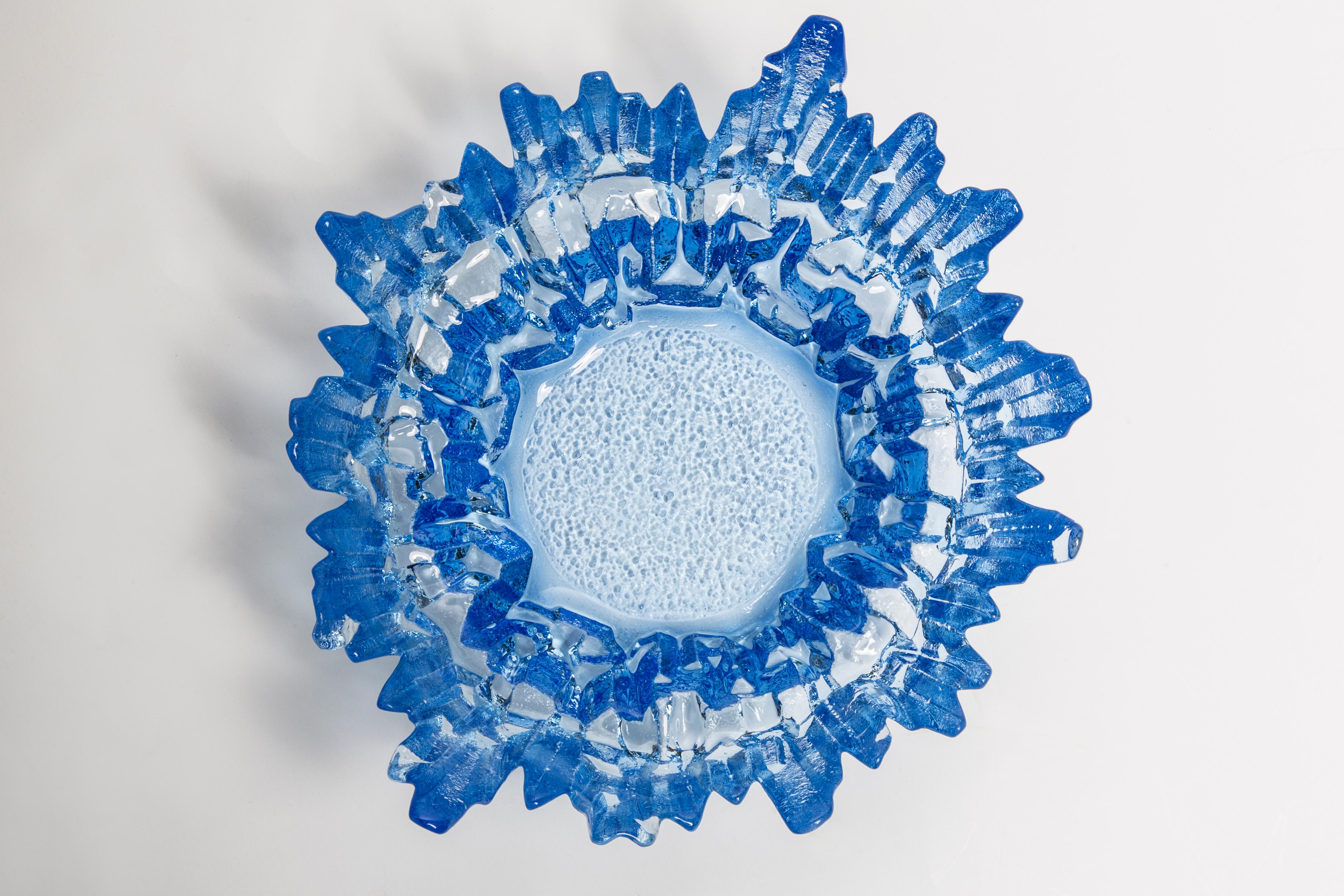 Céramique Assiette décorative en verre à glace bleu clair vintage, Italie, années 1960 en vente