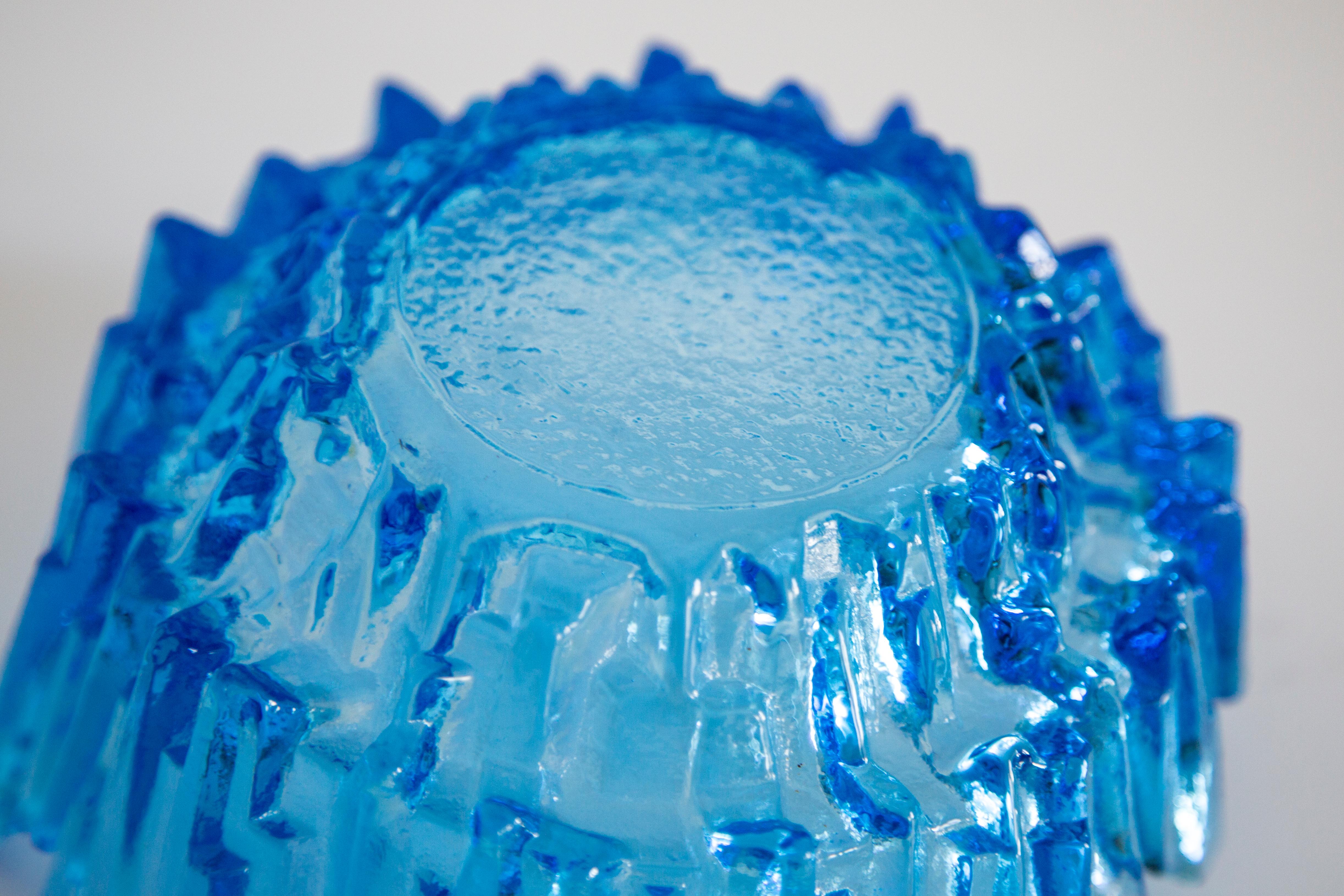 Assiette décorative en verre glacé bleu clair, Italie, années 1960 en vente 1