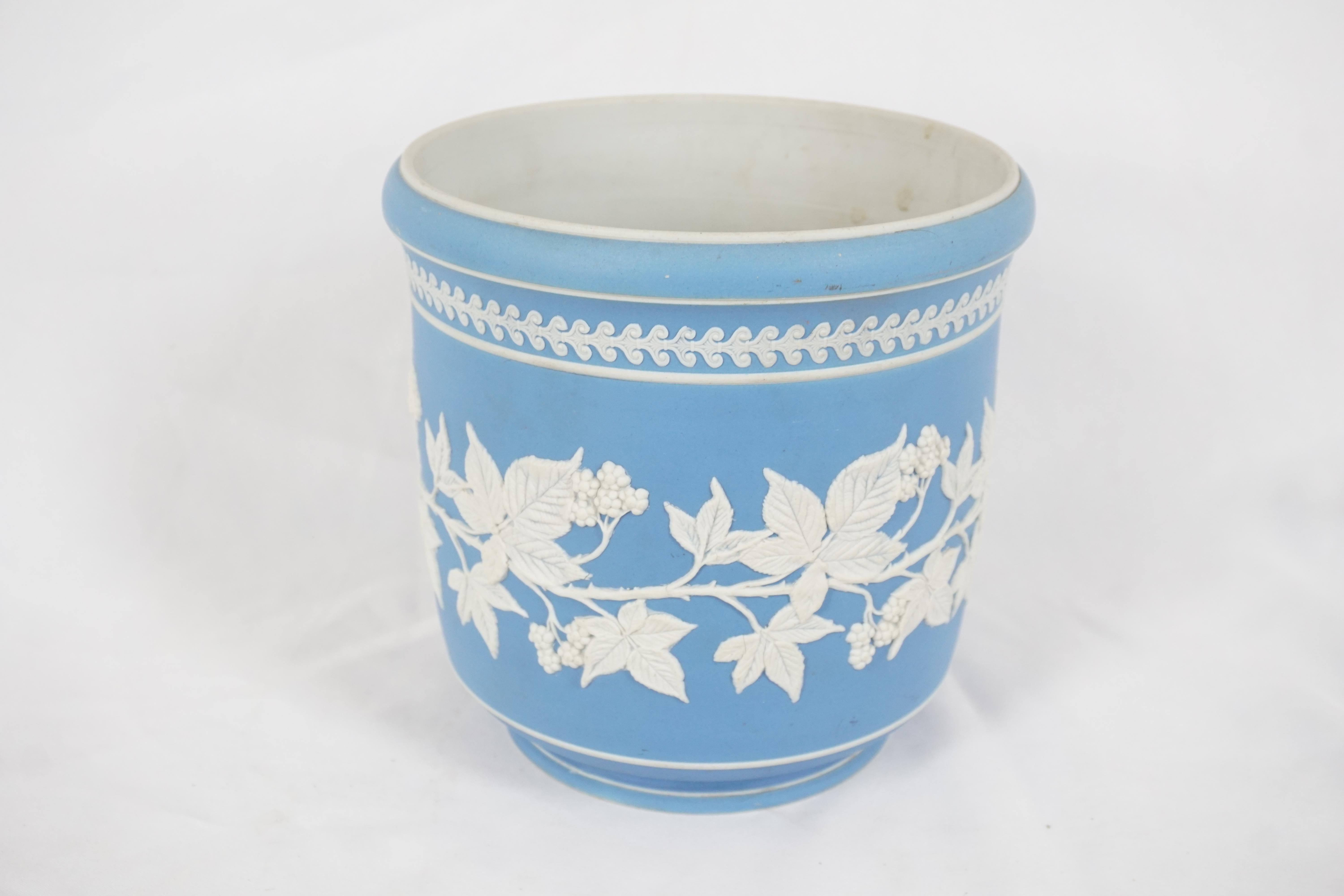 Vintage Light Blue Jardinière, Wedgewood Style, Scotland 1950's, B648 

Scotland 1950
Original finish
Jardinière with an applied flower and branches on a light blue background
Jardinière is in very good condition 

B648

Measures: 8