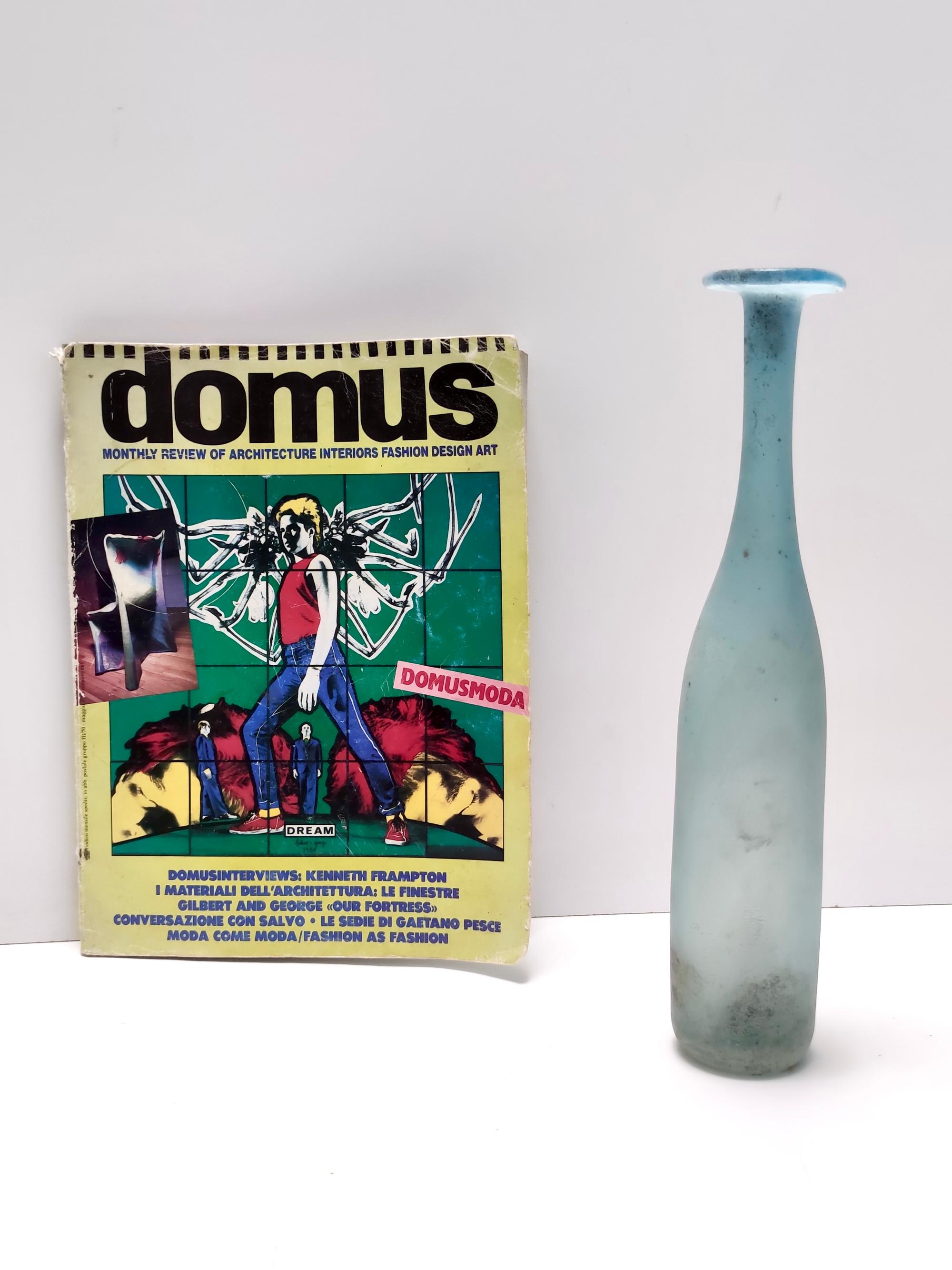 Hergestellt in Italien, 1960er Jahre.
Es ist ein erstaunliches Stück mit einer intensiven ornamentalen und chromatischen Wirkung.
Diese Flaschenvase hat eine glänzende Innenseite und eine matte Außenseite. 
Diese Vase ist Vintage, daher kann sie