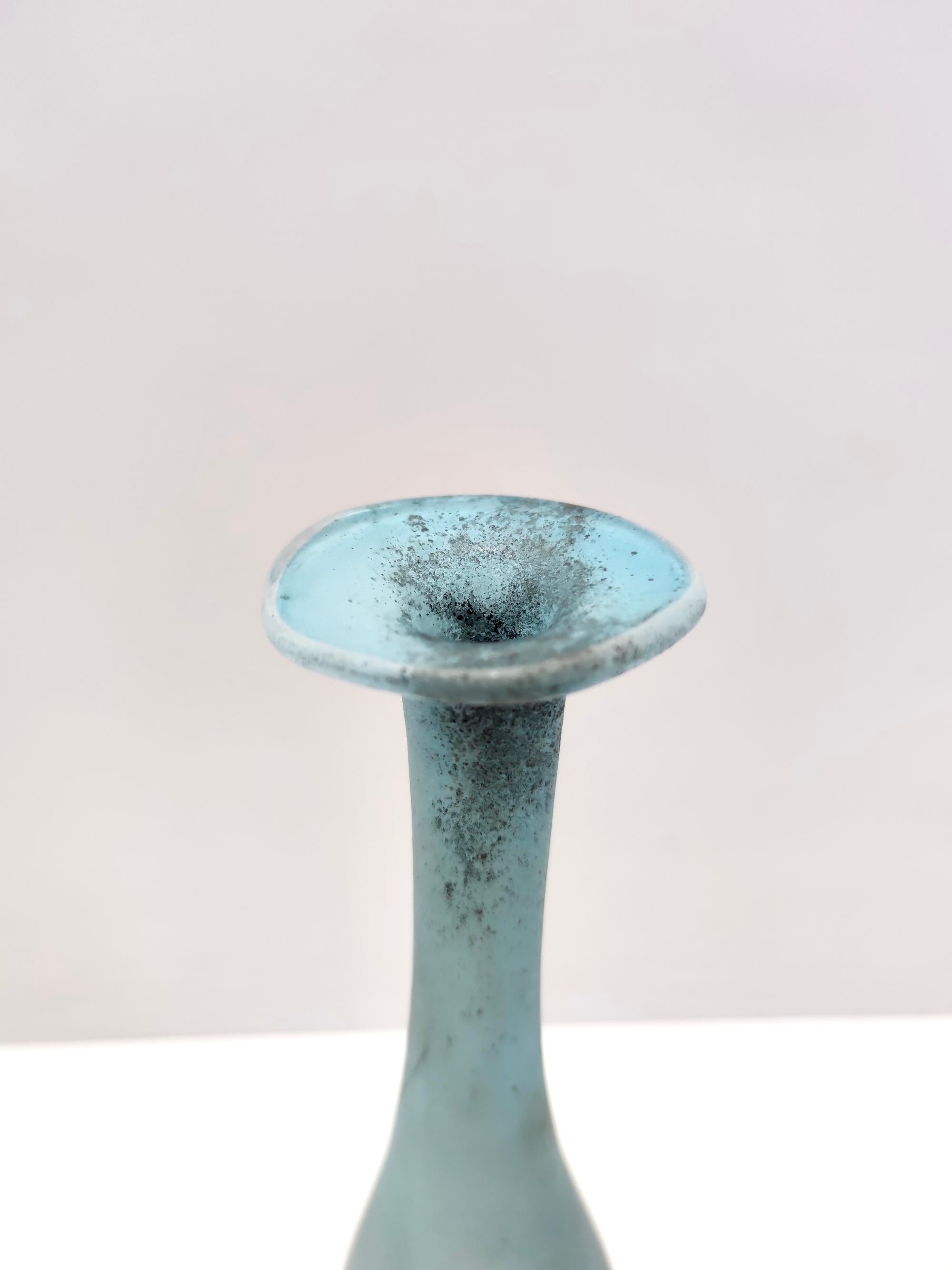 Hellblaue Scavo-Glasflaschenvase von Gino Cenedese, Italien (Mitte des 20. Jahrhunderts) im Angebot