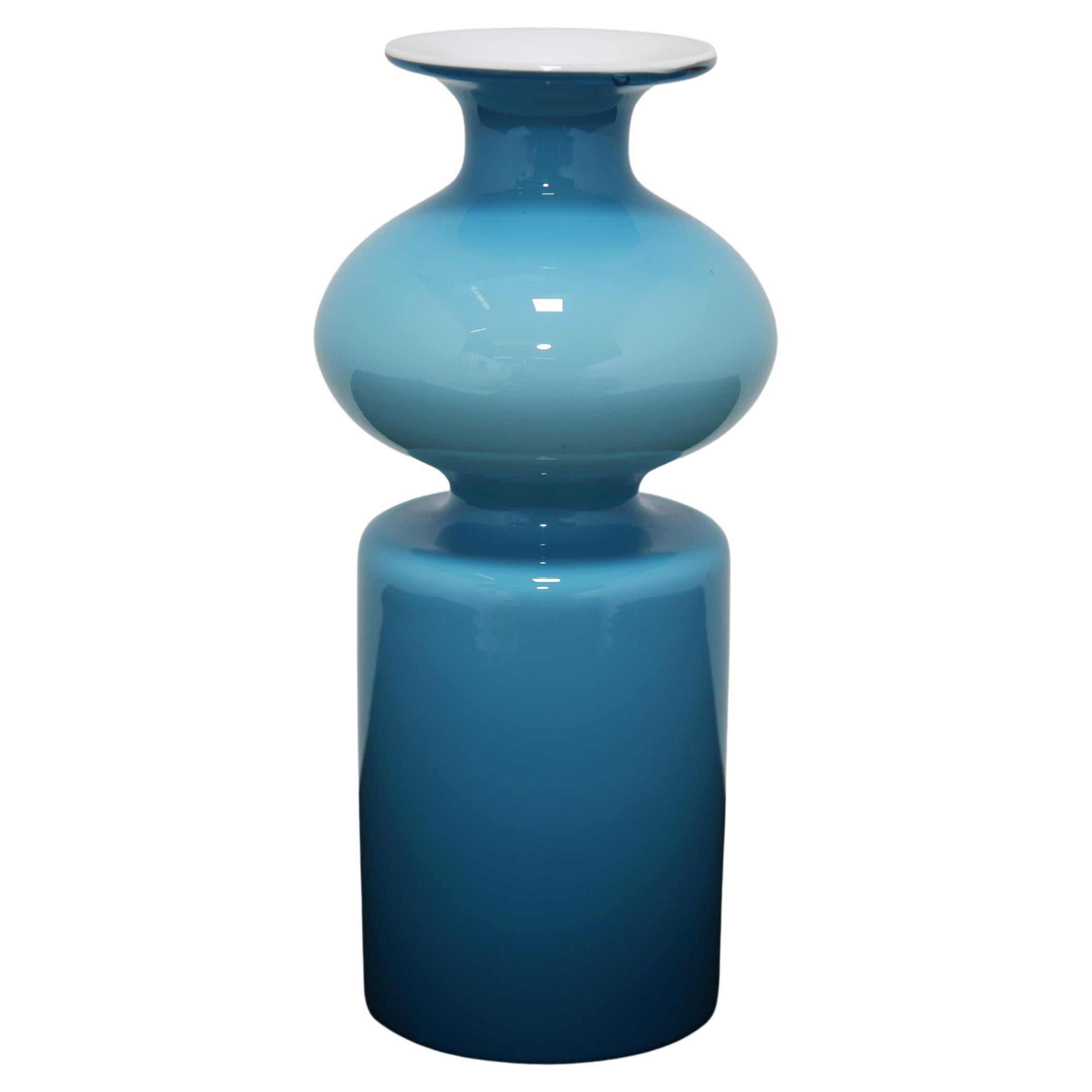 Vaso Carnaby d
epoca in vetro bianco e azzurro di Per Lutken per Homegaard, anni 
60 in vendita