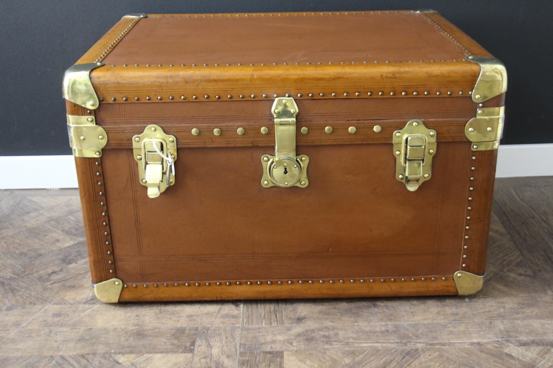 Cette malle est très rare, tant par ses proportions que par ses matériaux. En effet, il est tout en fibre vulcanisée qui est un matériau très robuste, léger et imperméable. Il était très utilisé dans les bagages haut de gamme dans les années