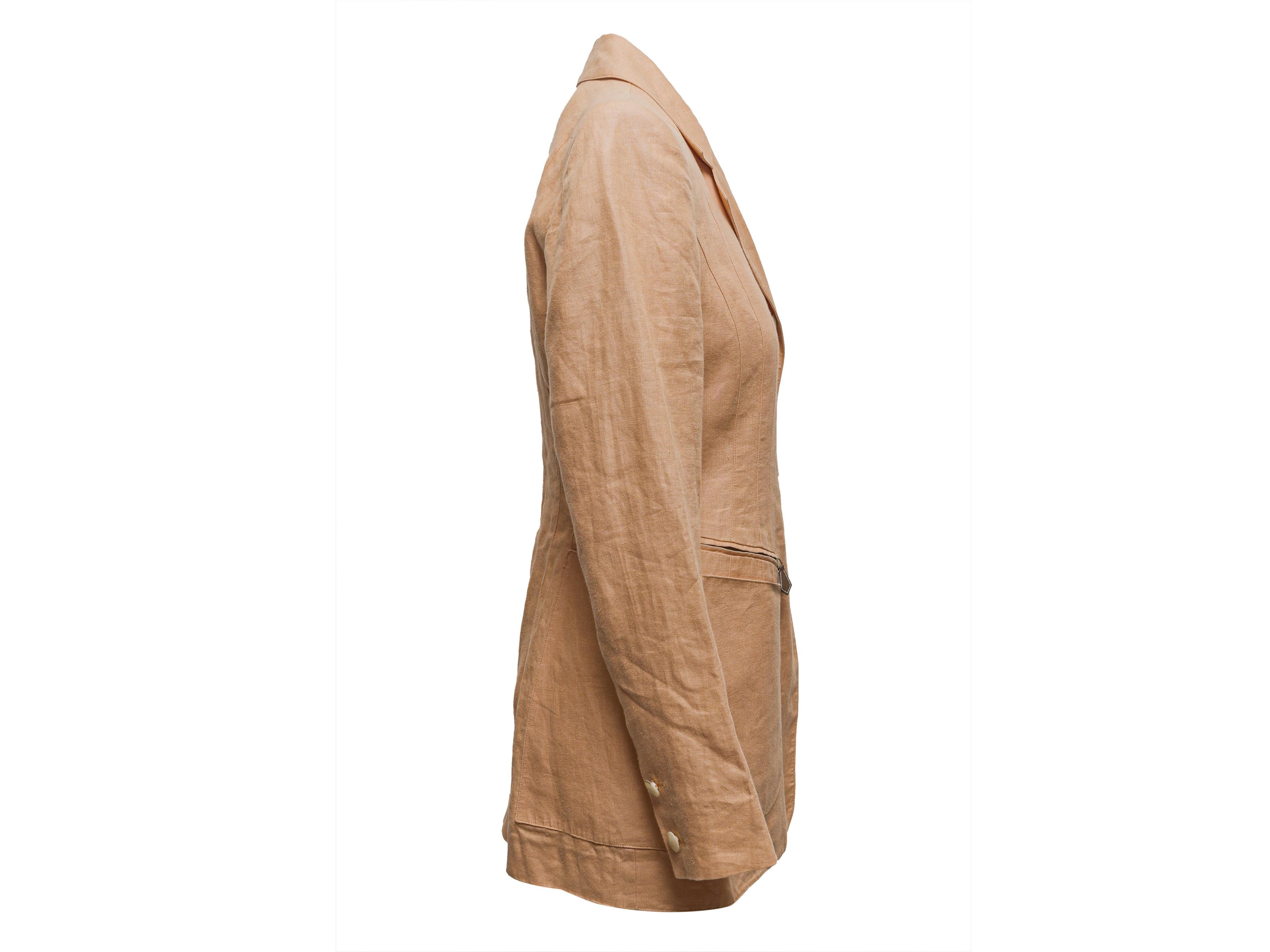 Blazer vintage in lino arancione chiaro di Hermes. Risvolto dentellato. Quattro tasche. Chiusura con bottoni sul davanti. Busto 38