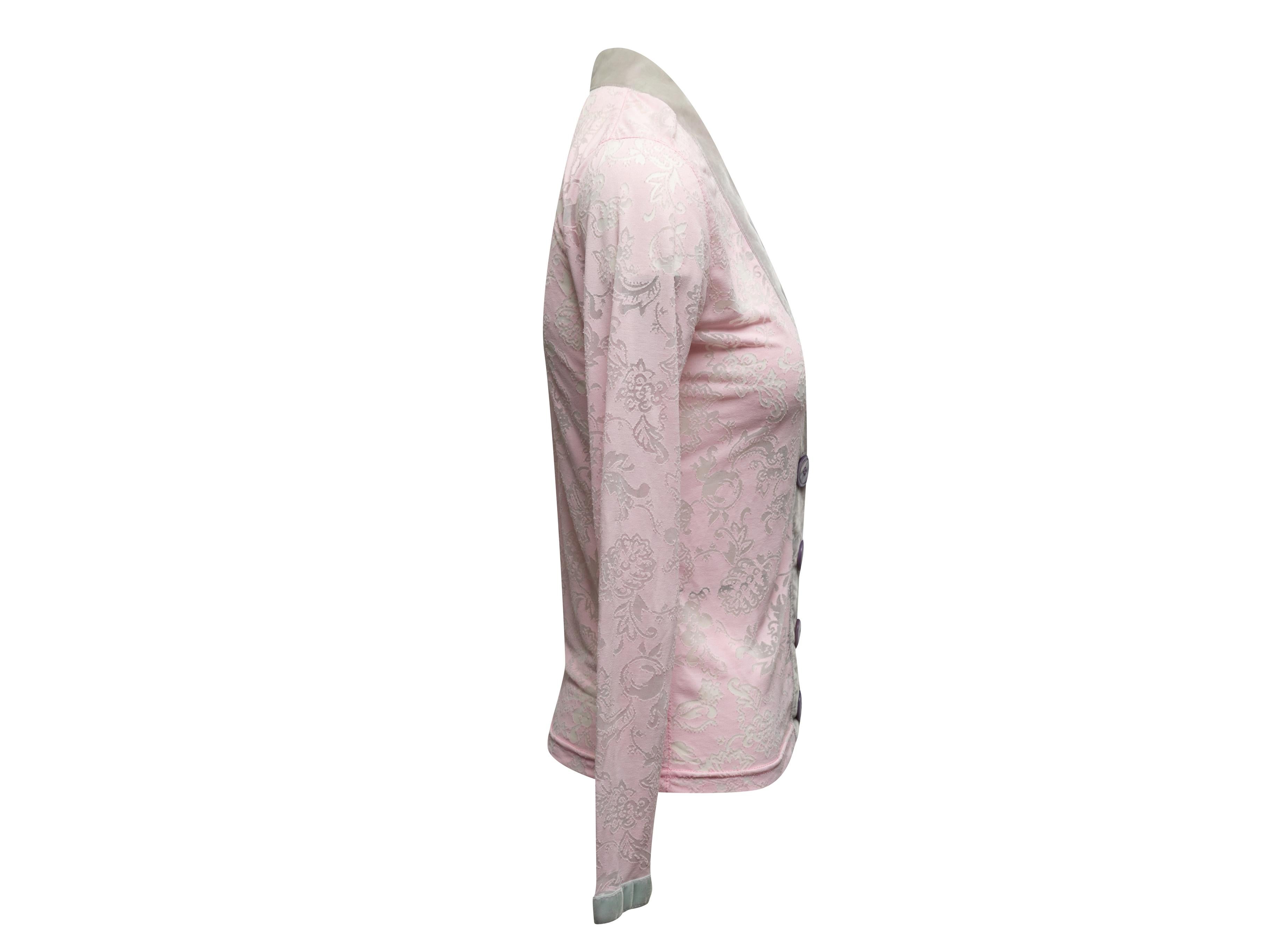 Cardigan vintage rosa chiaro e azzurro con scollo a V di Voyage. Doppia tasca frontale. Chiusura con bottoni al centro davanti. Busto di 32 cm, larghezza spalle di 16 cm, lunghezza di 22 cm.

