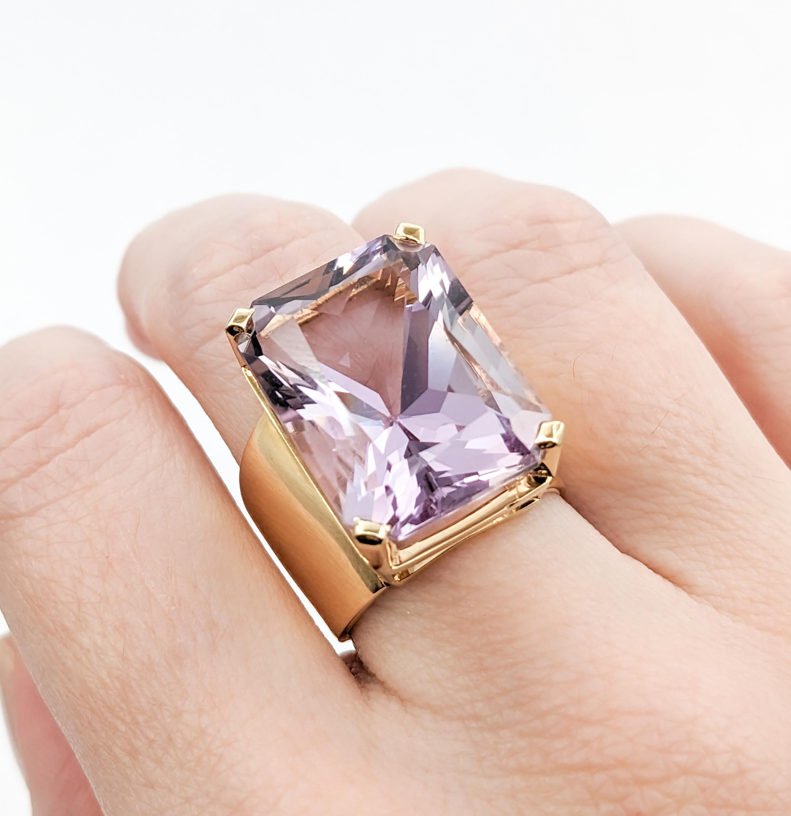 Vintage Light Purple Amethyst Cocktail Ring in Gold In Excellent Condition For Sale In Bloomington, MN