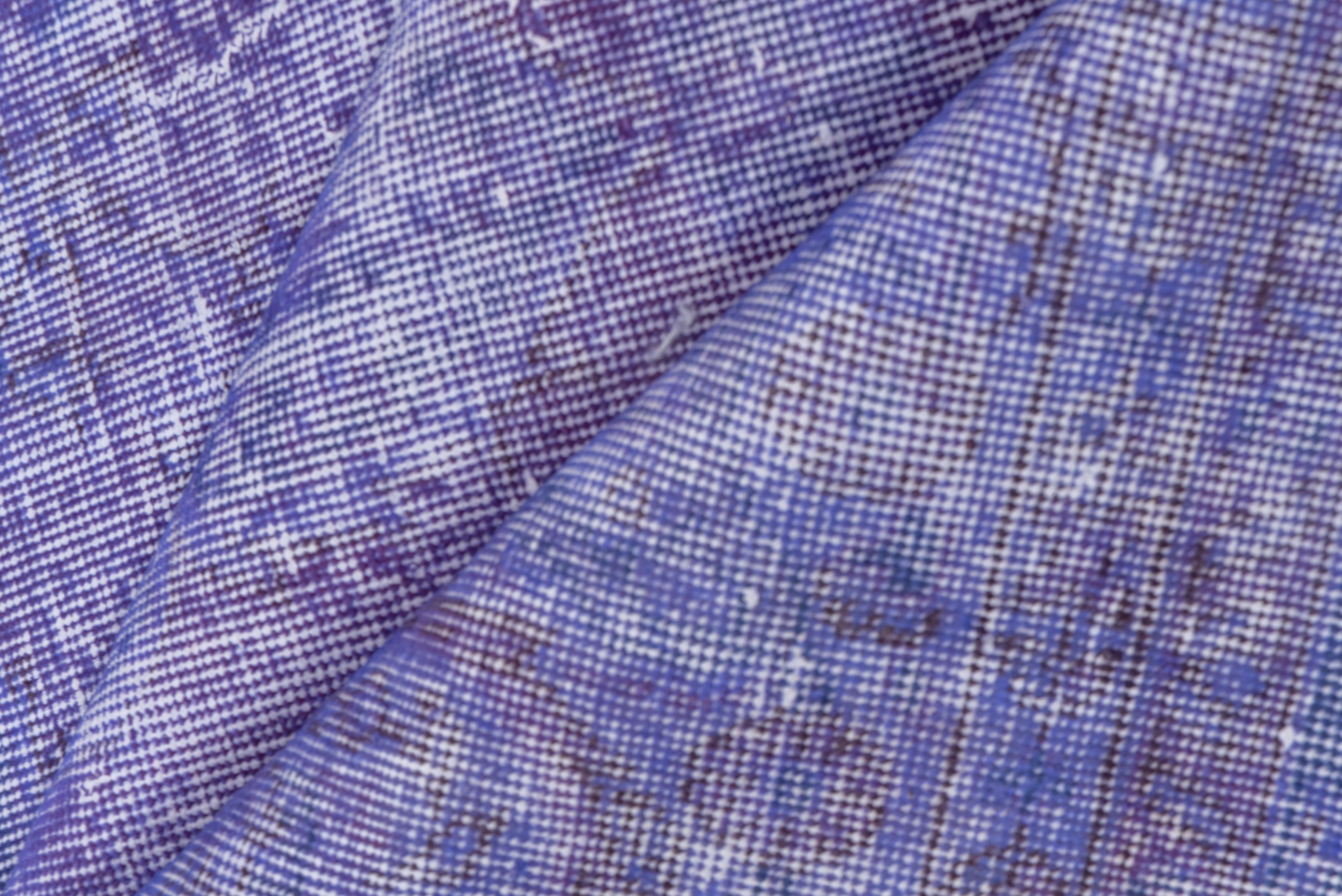 Dieser hellviolette, türkisch gefärbte Sparta-Teppich hat ein Muster, das durch die Abnutzung jenseits der allgemeinen Notlage definiert ist. Vertikale und horizontale weiße Streifen kreuzen sich in der Nähe der Mitte. Shabby-Chic-Bedingungen und