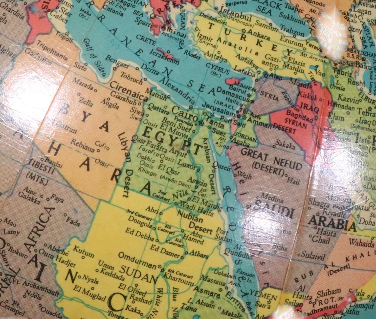 Up & Up d'epoca  Replogle Globes su supporto con libro atlante originale in vendita 3