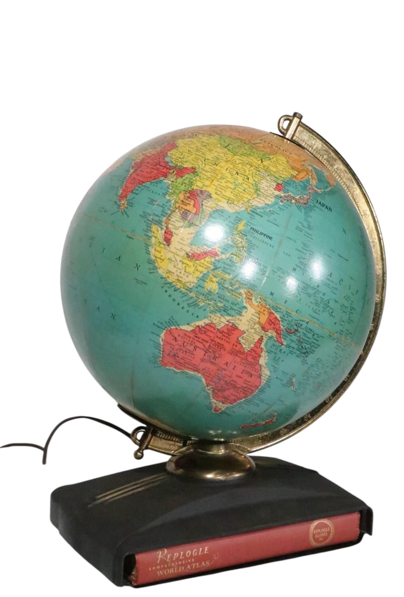 Up & Up d'epoca  Replogle Globes su supporto con libro atlante originale in vendita 4