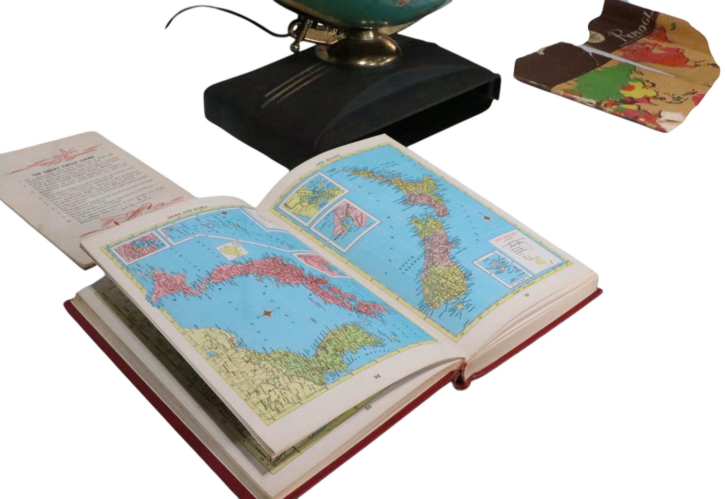 Up & Up d'epoca  Replogle Globes su supporto con libro atlante originale in vendita 6
