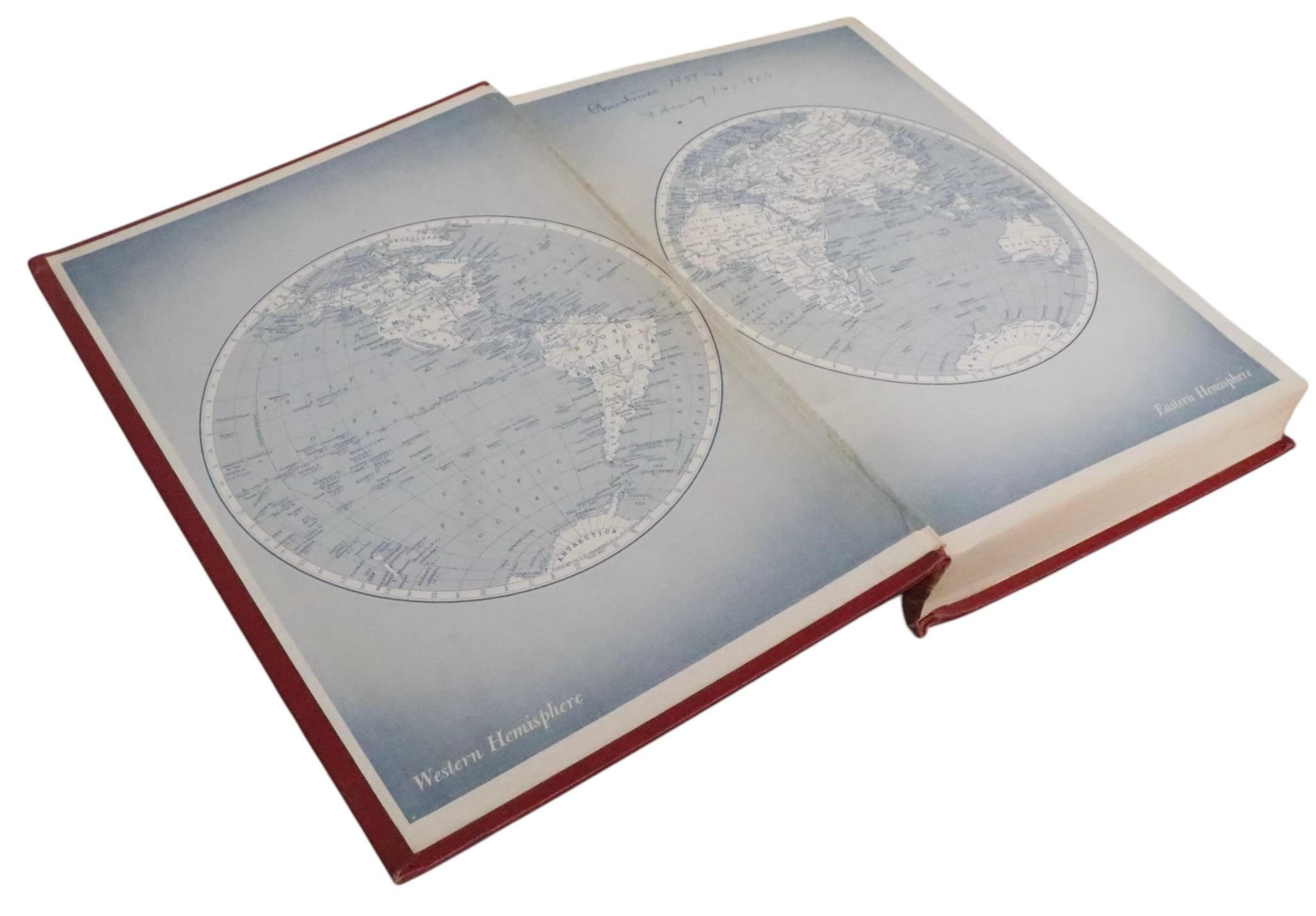 Up & Up d'epoca  Replogle Globes su supporto con libro atlante originale in vendita 7