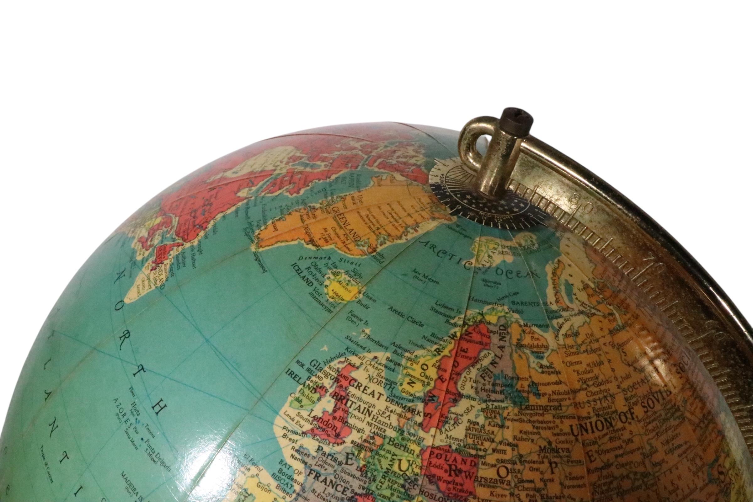 Up & Up d'epoca  Replogle Globes su supporto con libro atlante originale in vendita 10