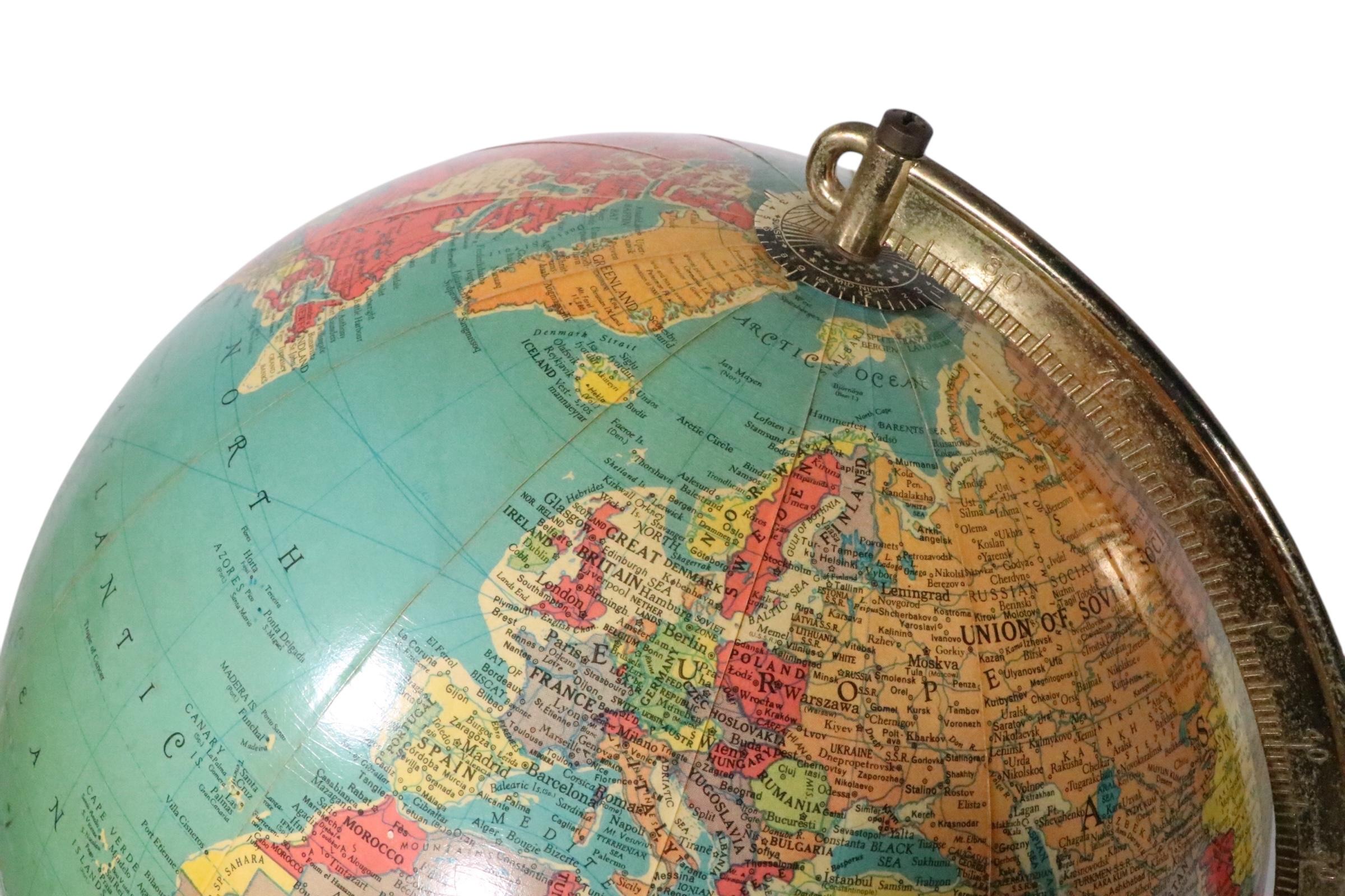 Up & Up d'epoca  Replogle Globes su supporto con libro atlante originale in vendita 11