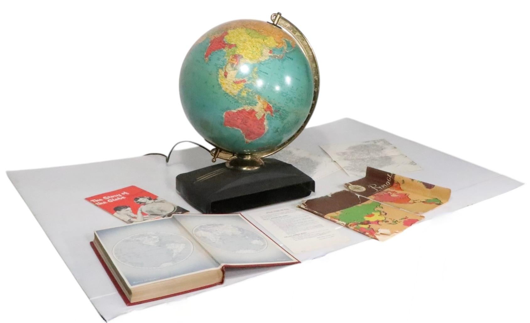 Up & Up d'epoca  Replogle Globes su supporto con libro atlante originale in vendita 13