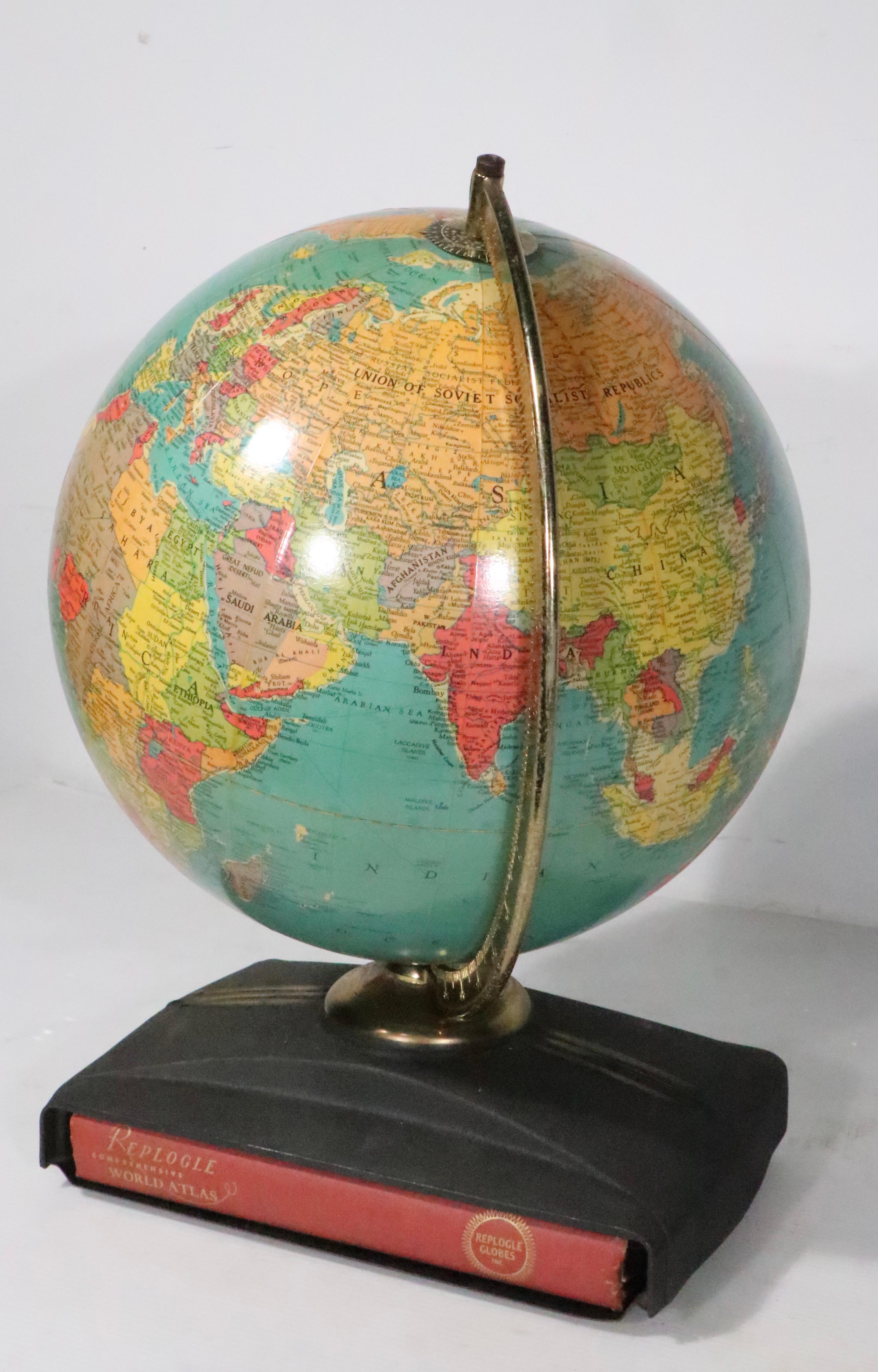 Mid-Century moderno Up & Up d'epoca  Replogle Globes su supporto con libro atlante originale in vendita
