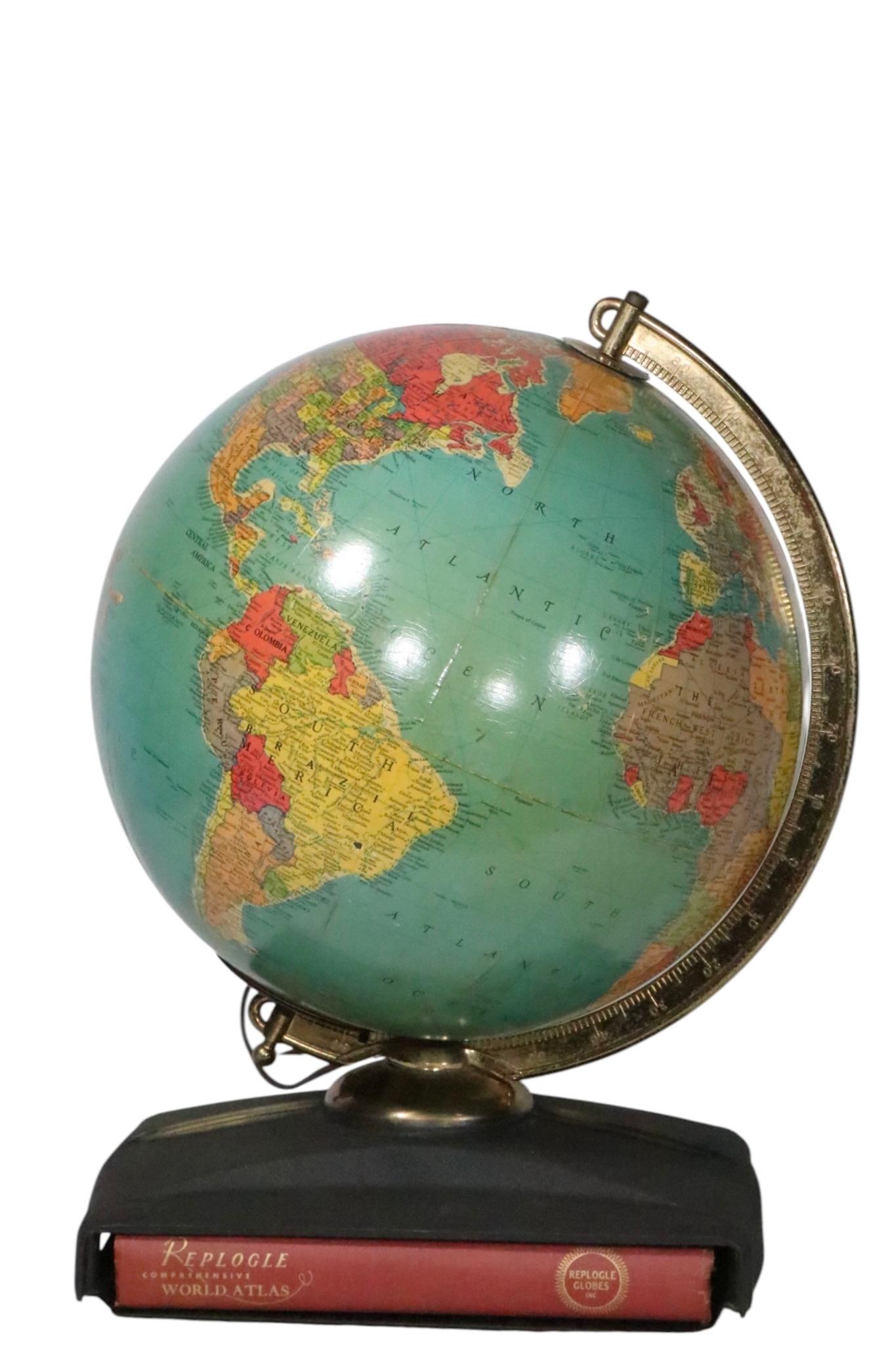 Americano Up & Up d'epoca  Replogle Globes su supporto con libro atlante originale in vendita
