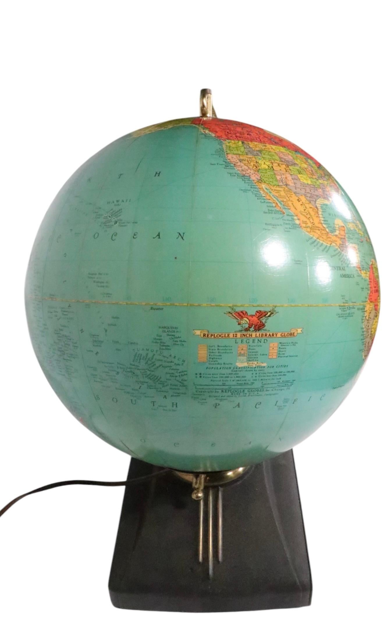 Up & Up d'epoca  Replogle Globes su supporto con libro atlante originale In condizioni buone in vendita a New York, NY
