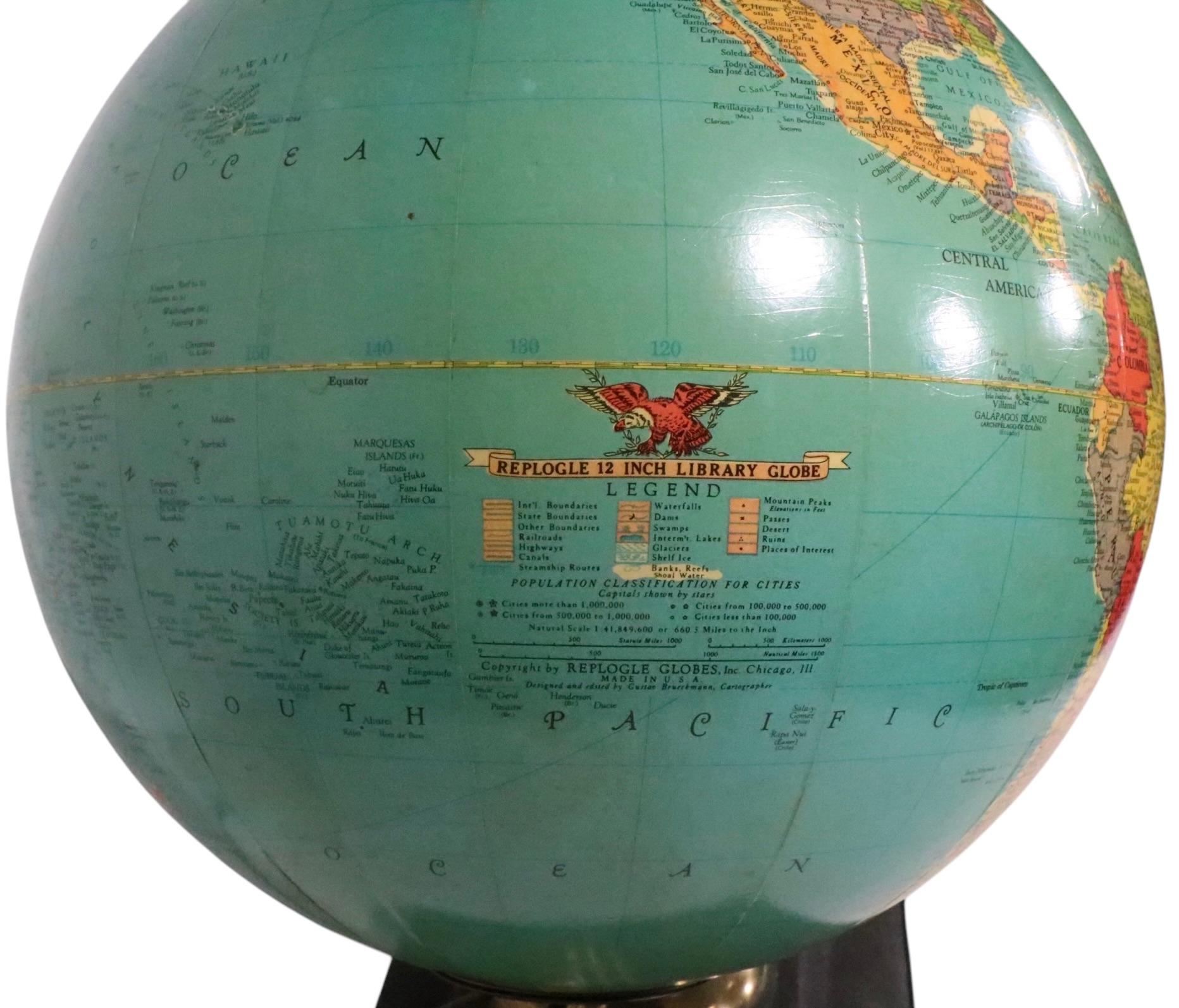 XX secolo Up & Up d'epoca  Replogle Globes su supporto con libro atlante originale in vendita