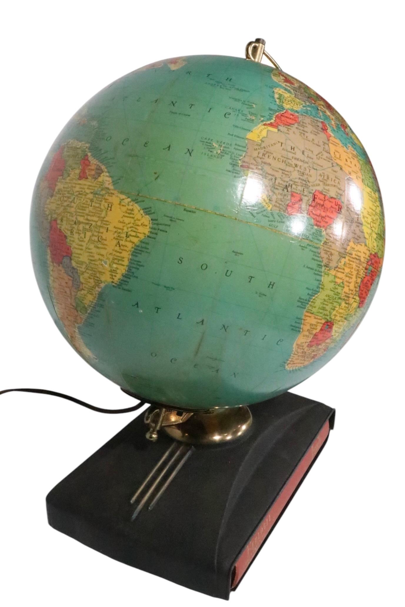 Up & Up d'epoca  Replogle Globes su supporto con libro atlante originale in vendita 1