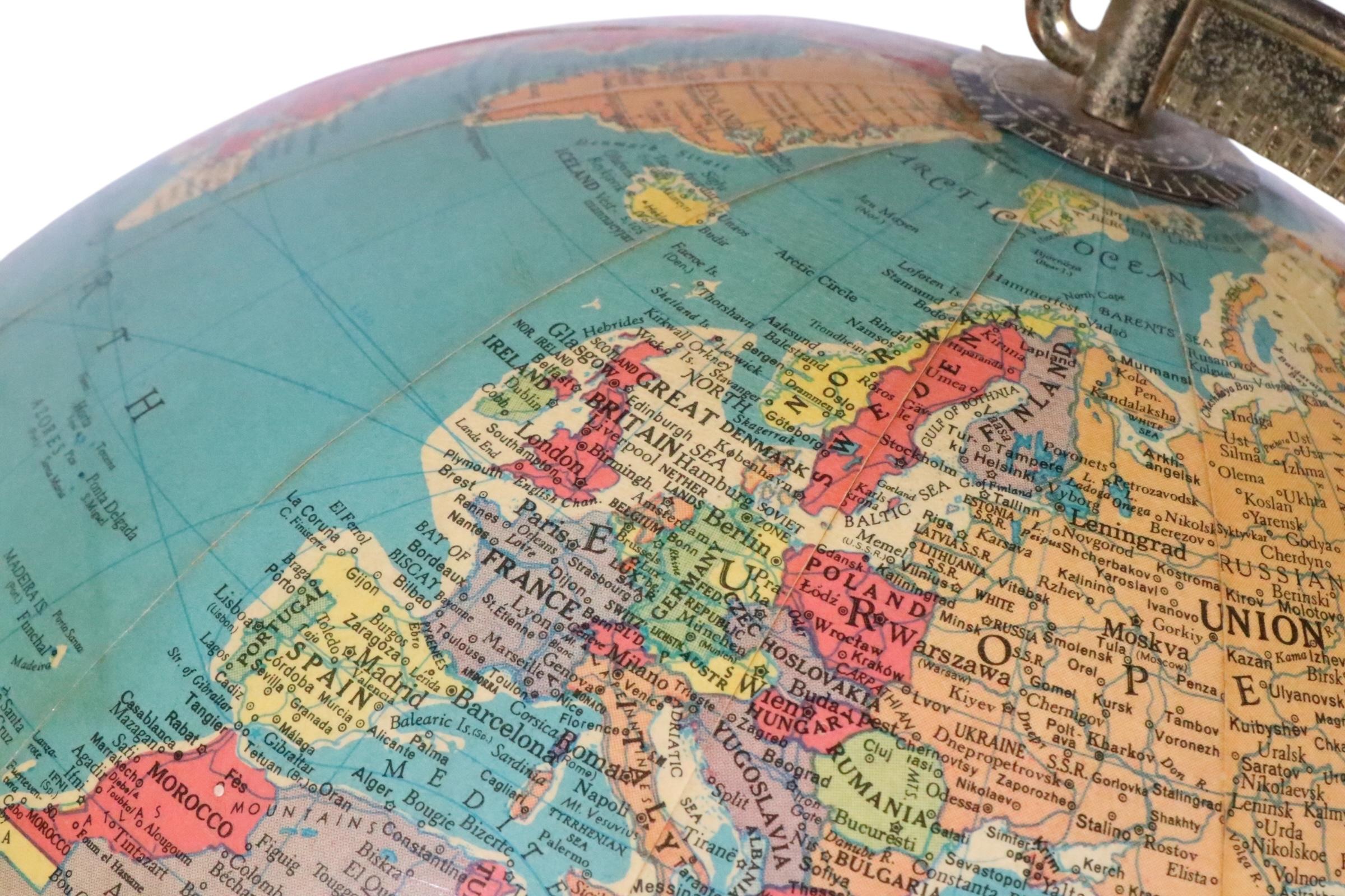 Up & Up d'epoca  Replogle Globes su supporto con libro atlante originale in vendita 2