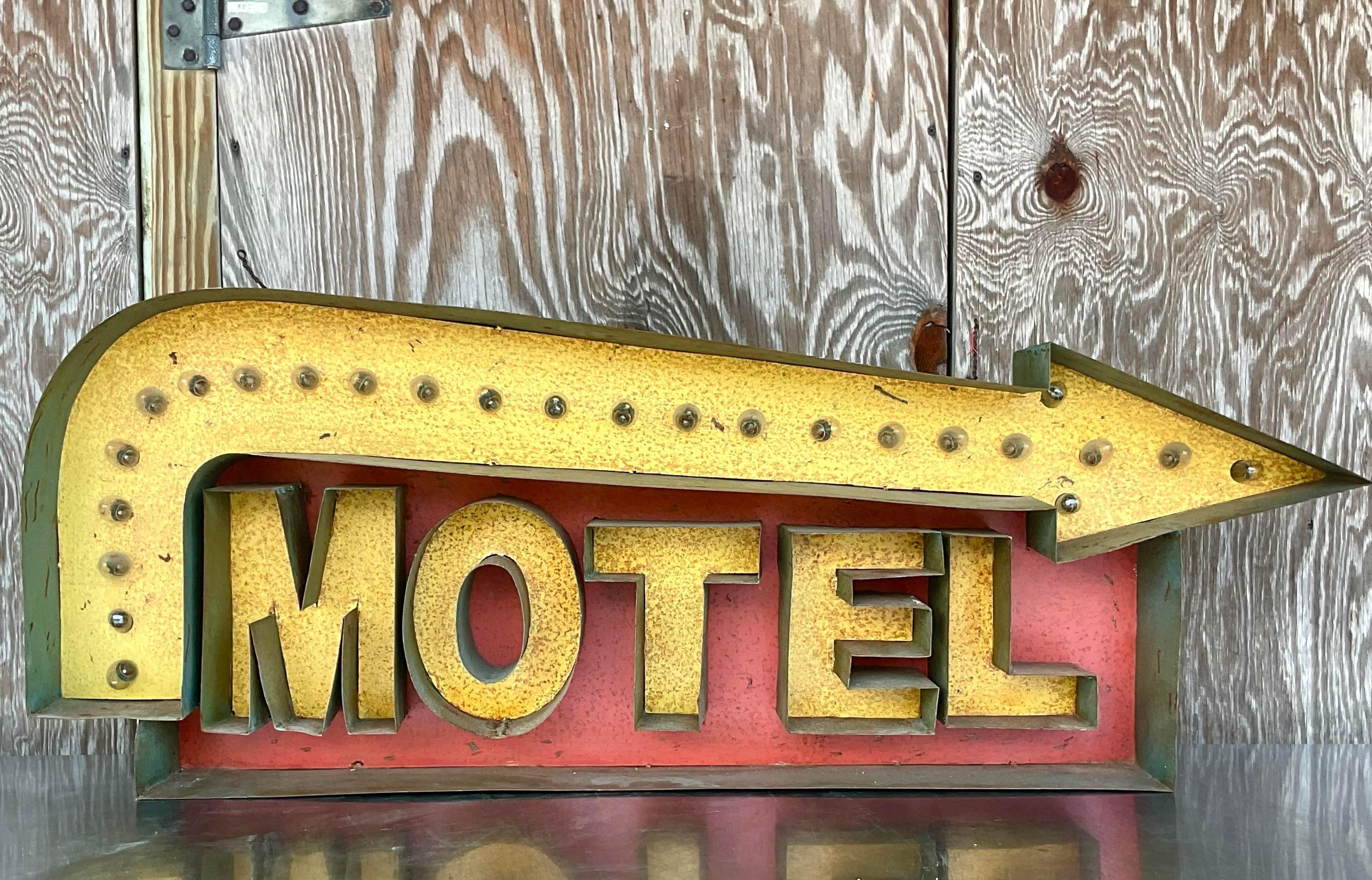 Une fabuleuse enseigne de motel MCM vintage. Un panneau de direction classique avec une rangée de lumières. La patine du temps ajoute au charme. Acquis auprès d'une succession de Sarasota.