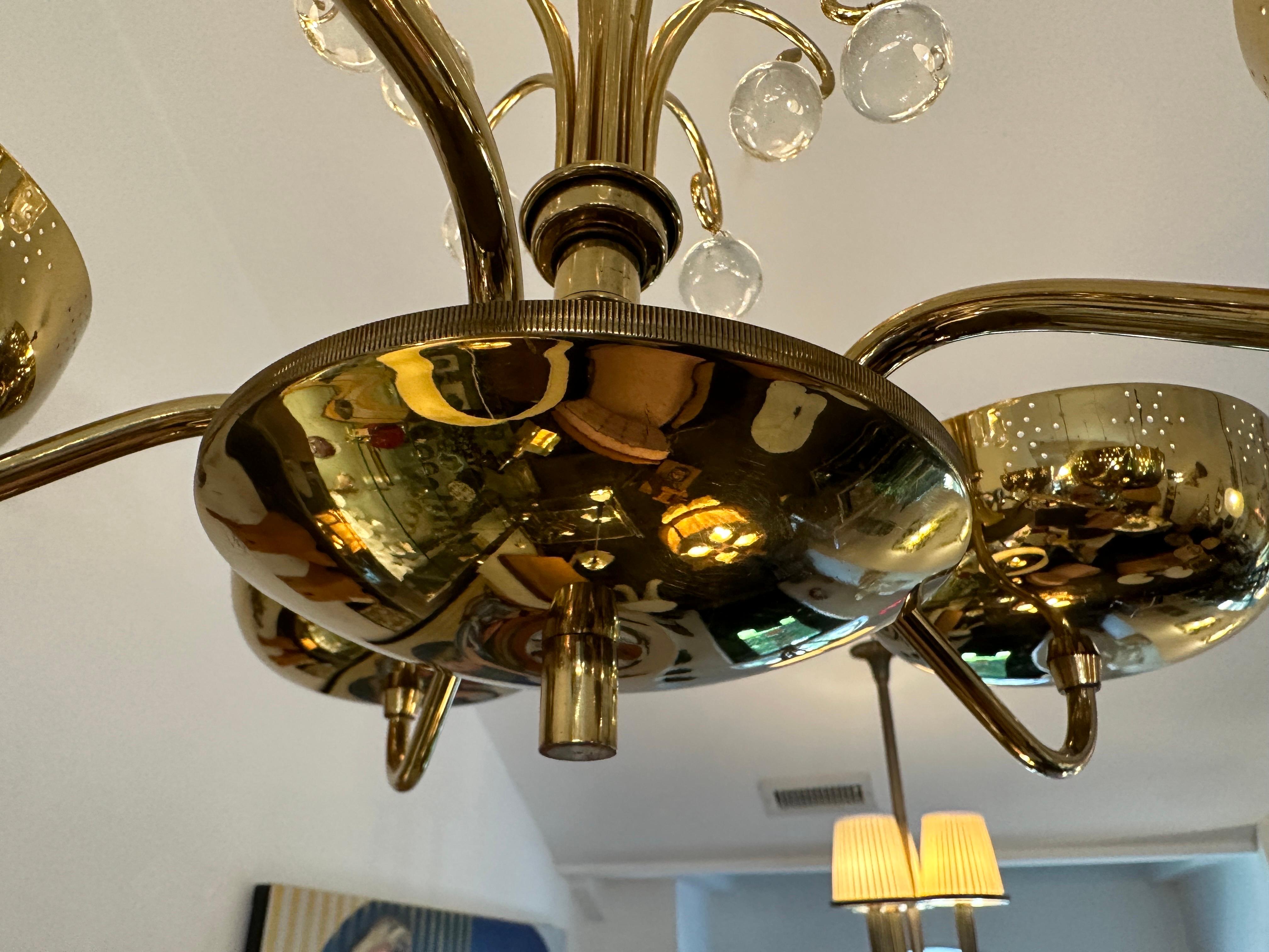 Laiton Lustre Vintage Lightolier à 5 lumières en laiton perforé en vente