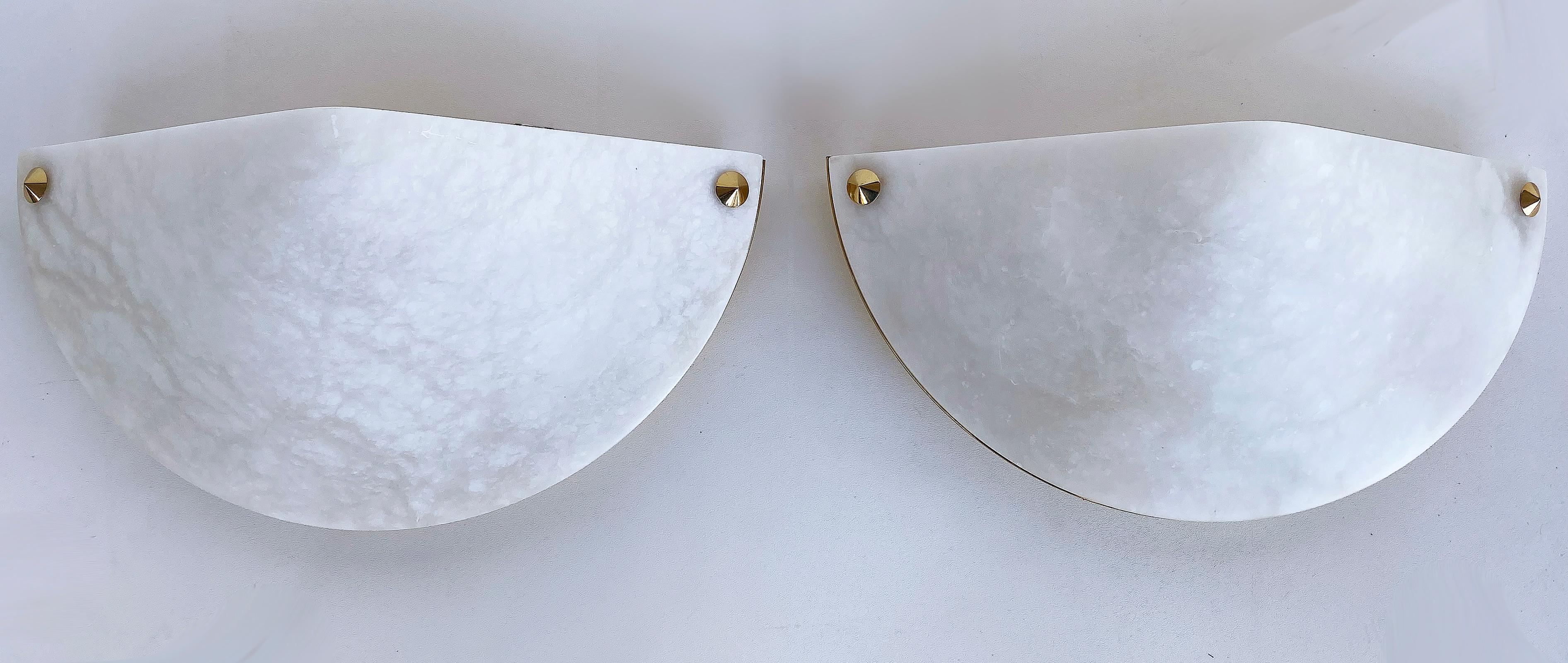 Vintage Lightolier Alabaster and brass wall sconces, a Pair

Offered for sale is a 1980s vintage pair of Lightolier alabaster and brass wall sconces. The sconces are made in Spain and are wall-mounted on a frame with brass accent trim. They are
