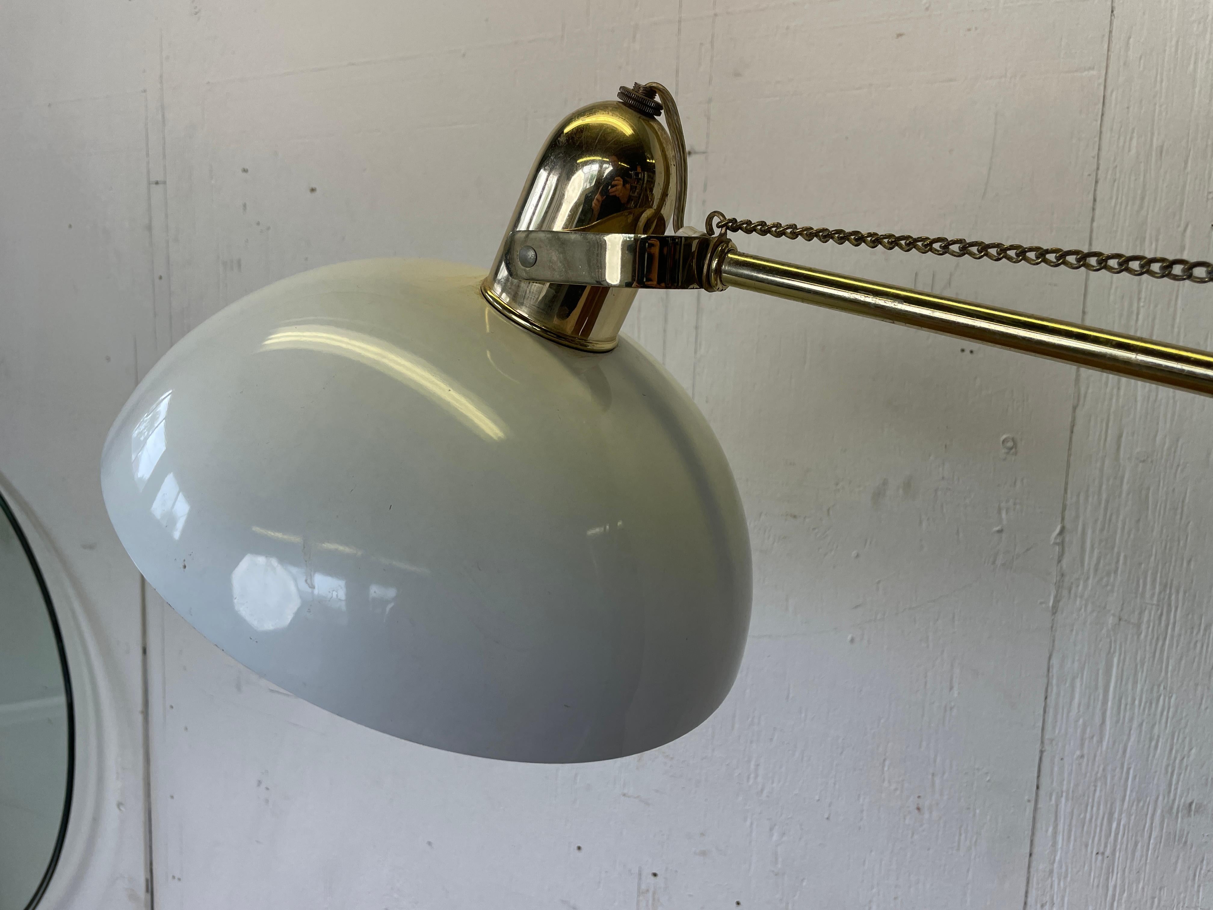 Vintage Lightolier Style Cantilevered Mid-Century Floor Lamp In Good Condition For Sale In Media, PA