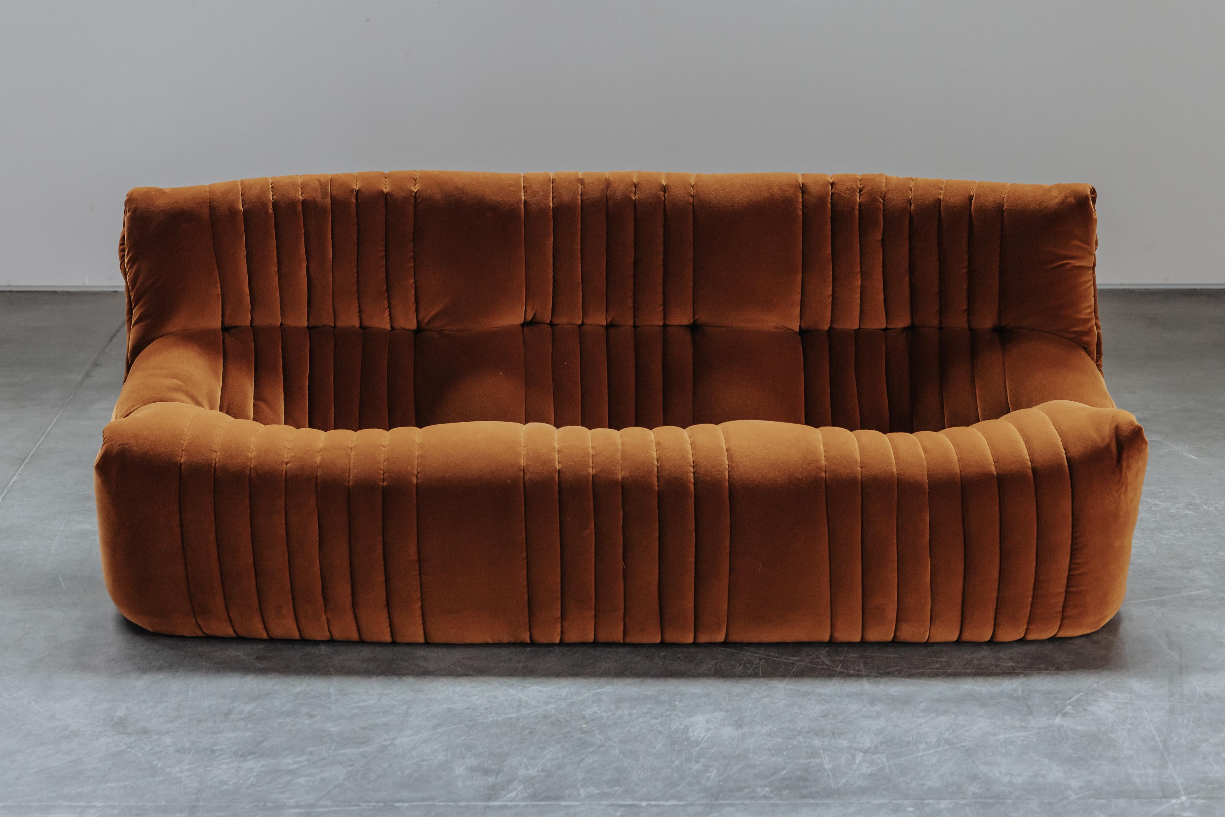 Canapé vintage Ligne Roset Aralia de France, Circa 1970.  Modèle confortable, recouvert ultérieurement d'un revêtement en velours cuivré.  Excellent état.

