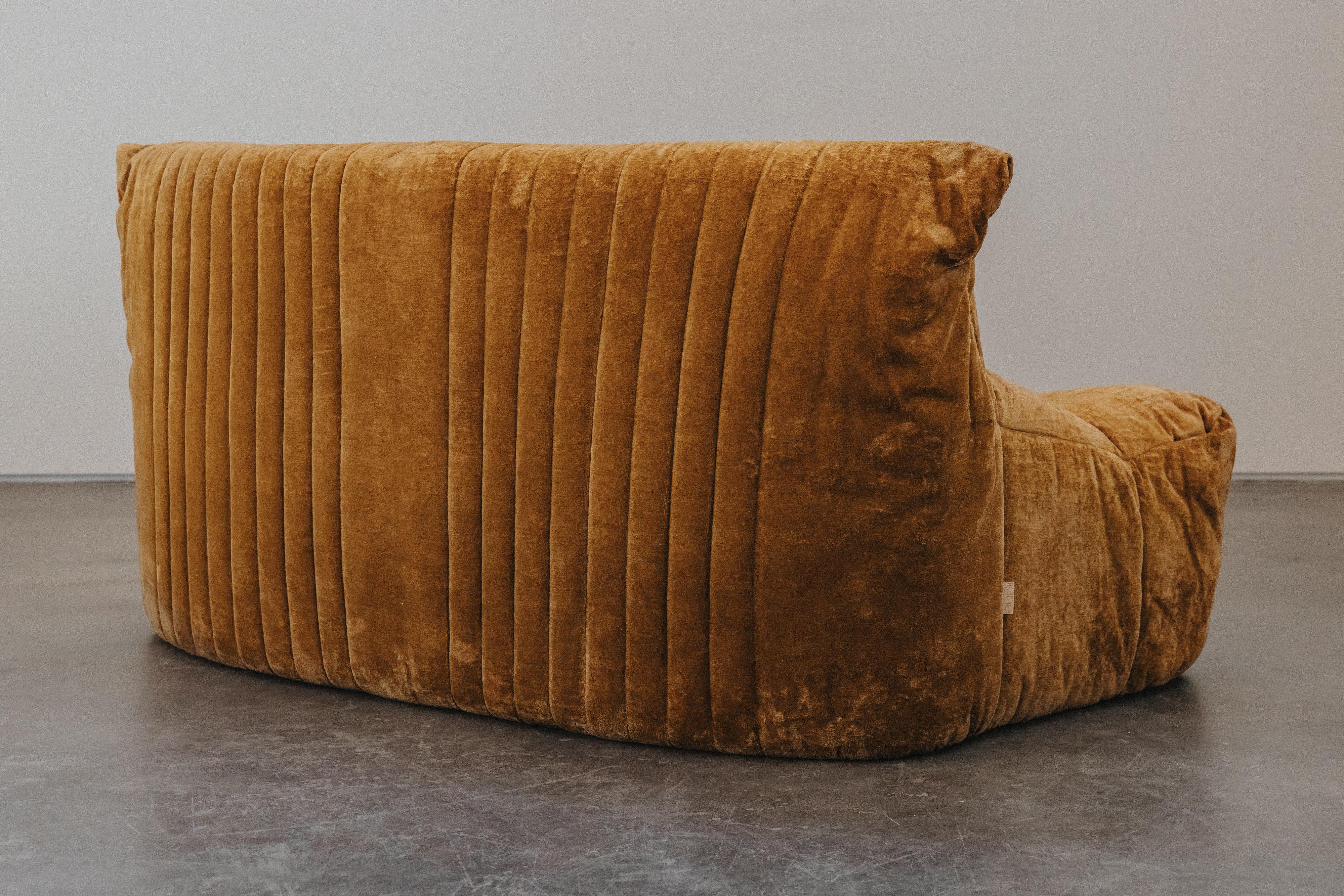 Vintage Ligne Roset Ariala Sofa aus Frankreich, Circa 1970.  Originale kupferfarbene Polsterung aus Chenille.  Sehr komfortables Modell mit sehr leichter Nutzung und Abnutzung.