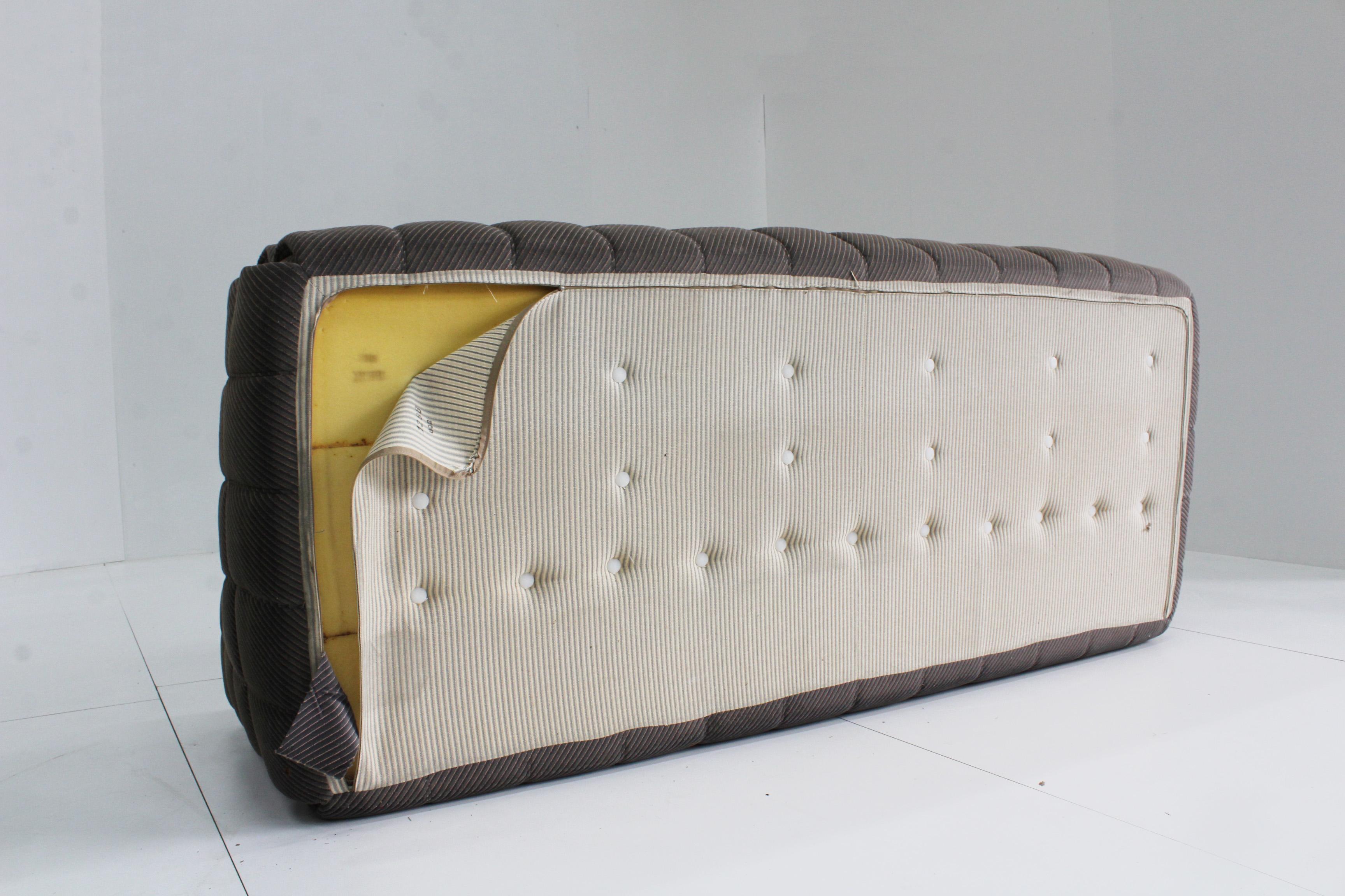 Kashima-Sofa von Ligne Roset, entworfen von Michel Ducaroy für Ligne Roset im Jahr 1976. Einzigartiges Vintage-Stück aus Schaumstoff, bezogen mit einem schönen Vintage-Stoff. Dieses 3-Sitzer-Sofa ist in einem guten Zustand mit altersentsprechenden
