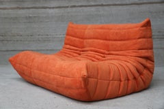 Loveseat TOGO certifié Ligne Roset en tissu mandarin durable, qualité diamantée