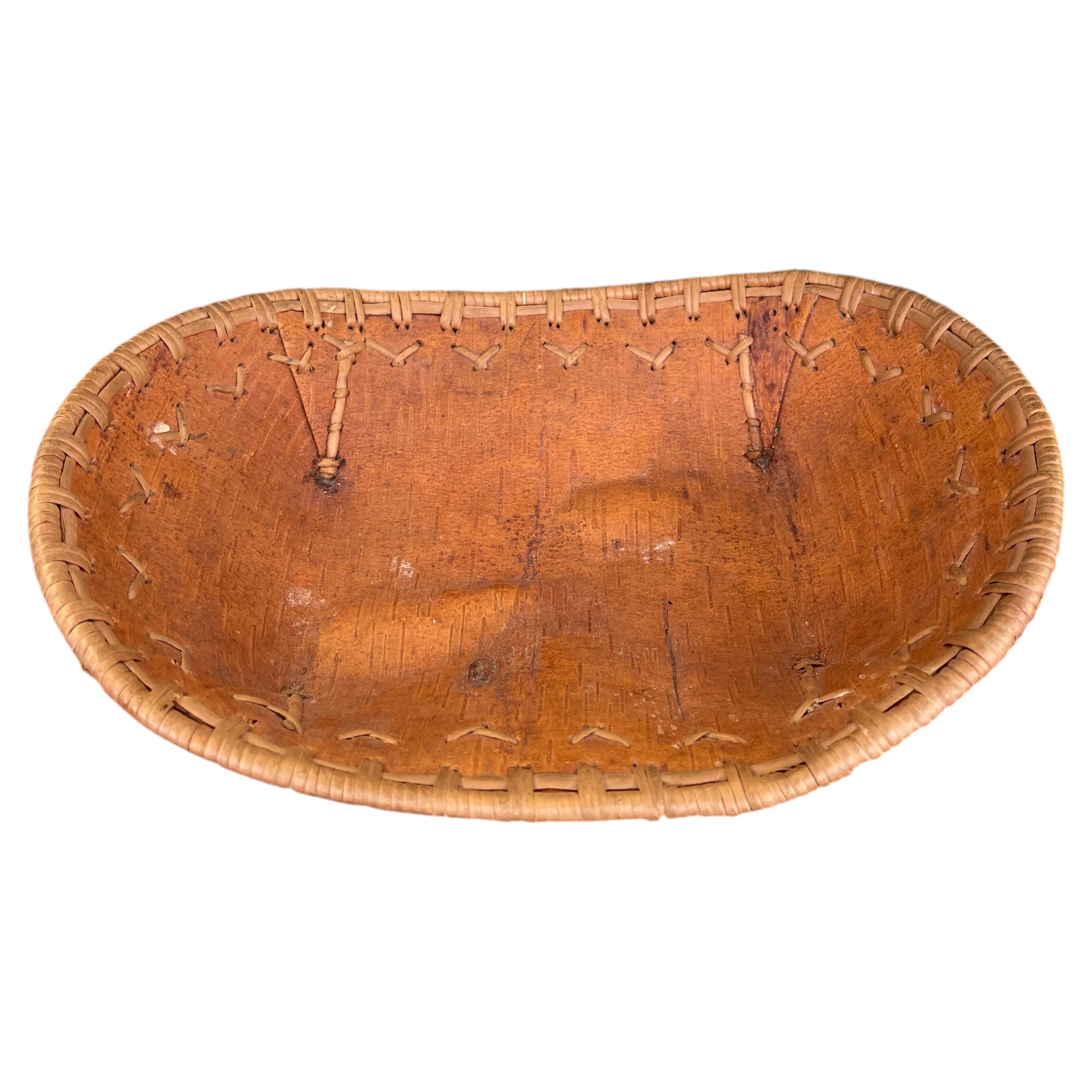Ciotola vintage probabilmente nativa americana in corteccia di betulla e erba dolce cucita a mano