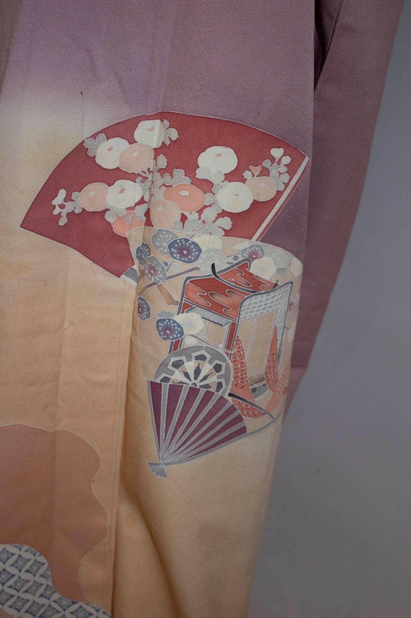 A pretty vintage , pastel colour kimono  perfect for Spring / Summer. The kimono is  in a lilac colour with caramel, peach and gold detail on the lower area. it is fully lined.
Measurements: Bust up to 48'', length 65''
