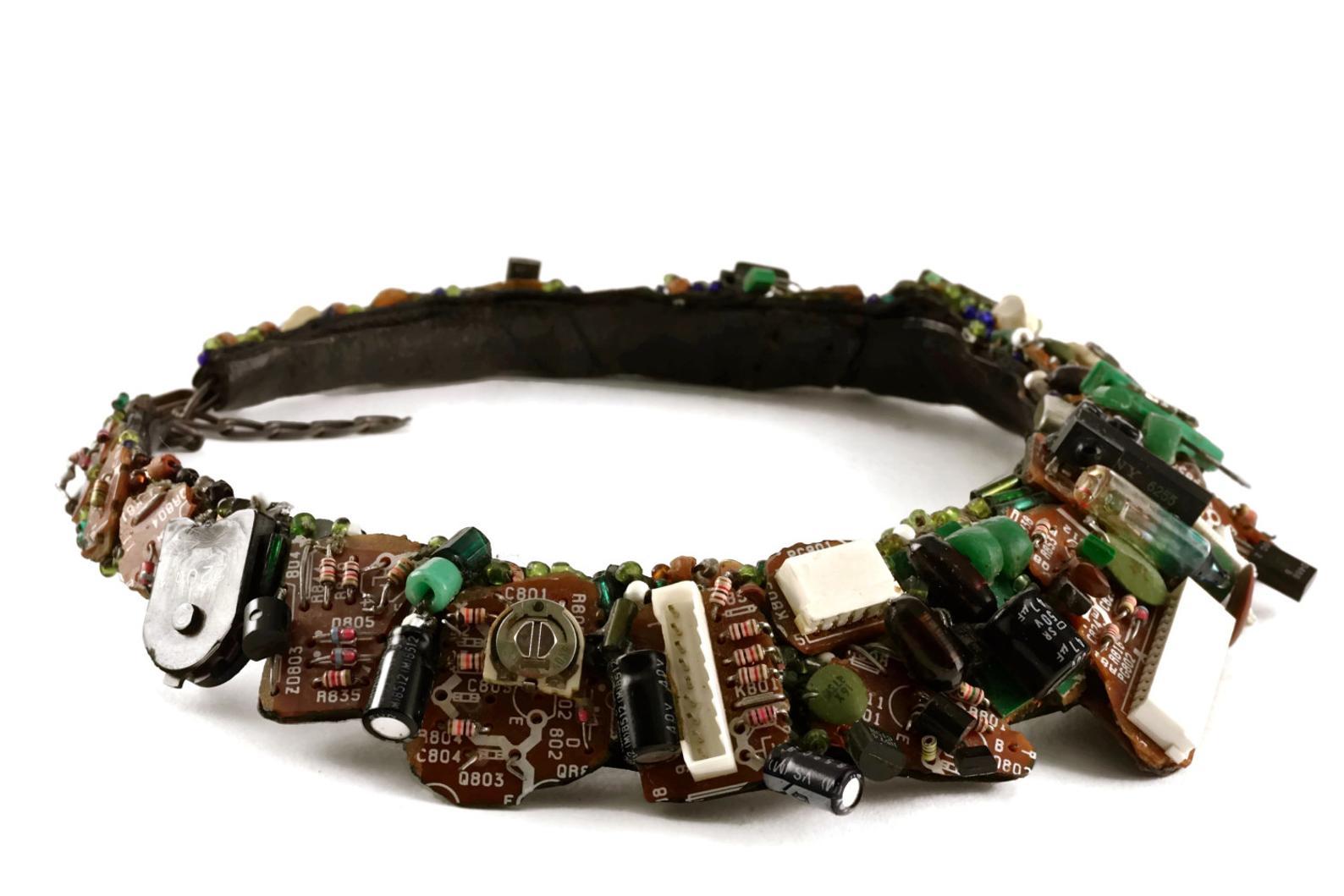Vintage LILIANE MULLER Electronic Motherboard Choker Necklace

Measurements:
Height: 1 6/8 inches
Depth: 1.5 cms

Features:
- 100% authentic LILIANE MULLER.
- Motherboard with electronic components: resistors, capacitors, diodes, ICs (integrated