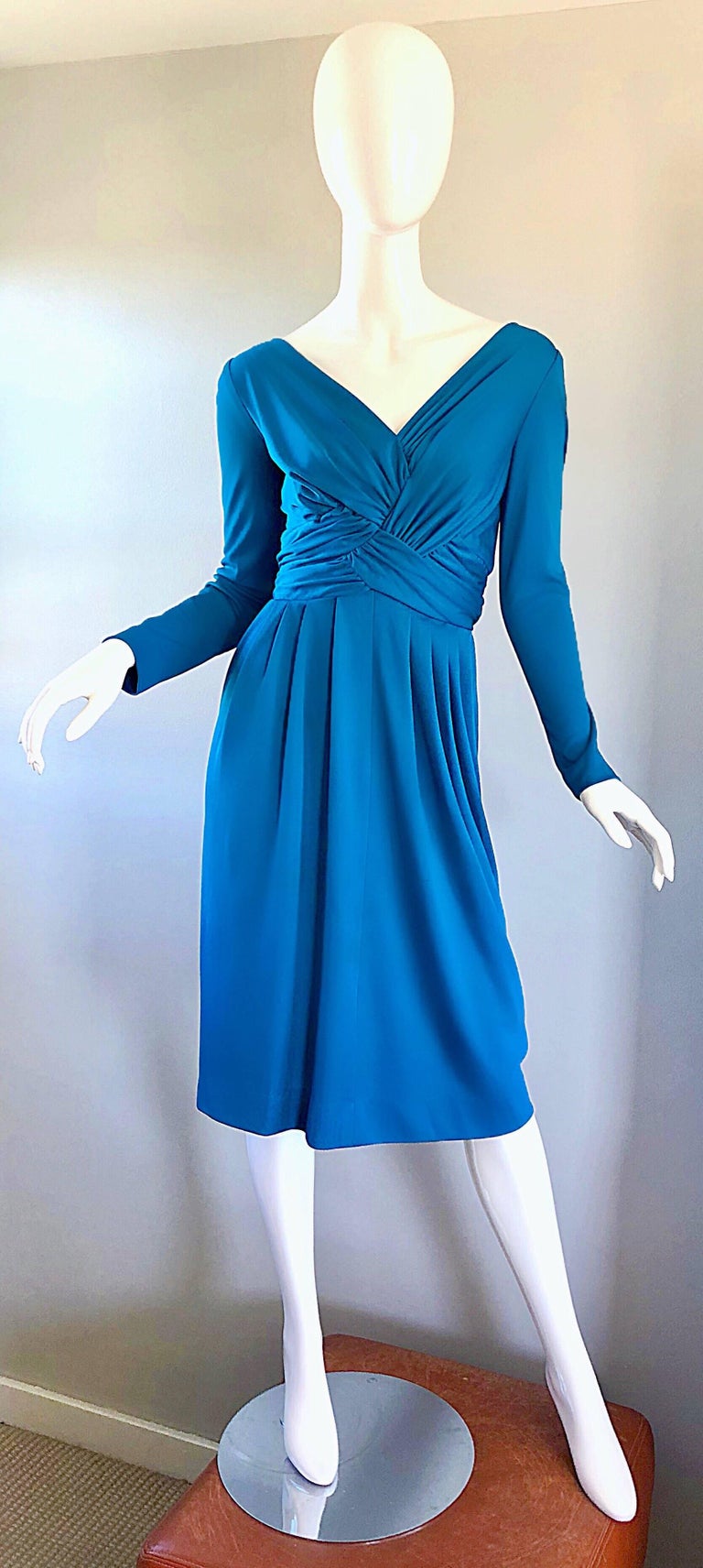 Beautiful 1970s LILLI DIAMOND teal blue long sleeve jersey dress! Features flattering ruching on the bodice, with sleek tailored long sleeves. Flirty skirt has gathers the start at the waistband and go down, resulting in a flattering flirty fit.