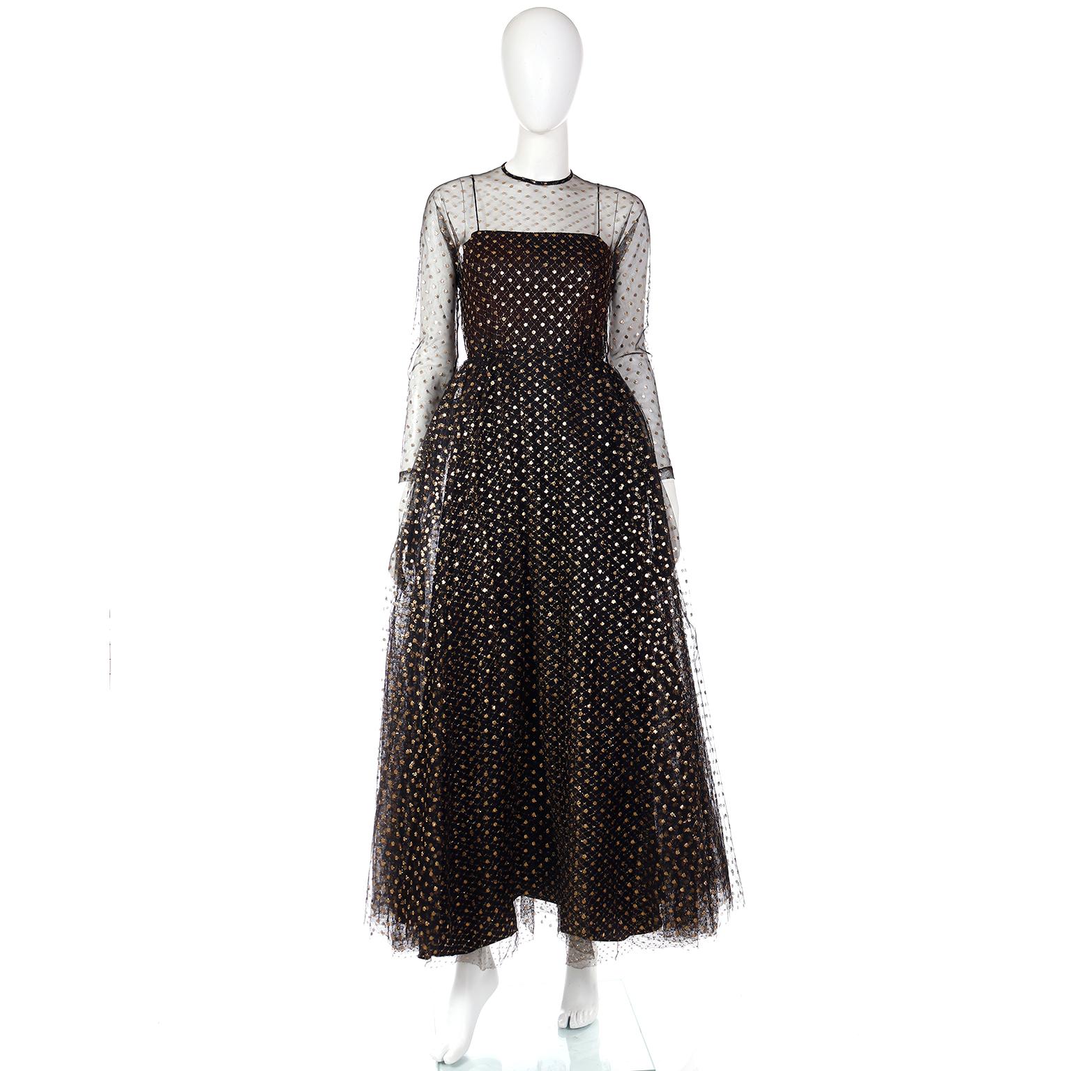 Dies ist eine schöne Vintage Lillie Rubin schwarzen Tüll Kleid mit funkelnden goldenen Punkten. Dieses zauberhafte Kleid aus den späten 1970er Jahren hat eine untere Lage aus schwarzem und goldenem Netz mit Rautenmuster und eine obere Lage mit