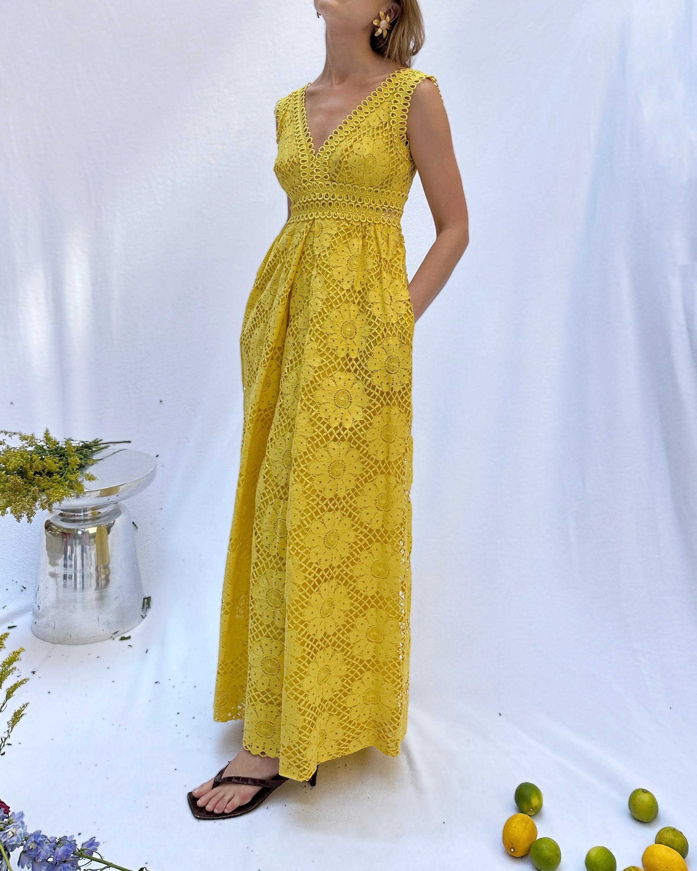 Cette robe colonne en dentelle guipure jaune de Lillie Rubin a été réalisée dans les années 1970. Elle est de la plus belle et de la plus vibrante nuance de jaune canari. J'adore tous les détails de la dentelle au crochet à motifs floraux, qui