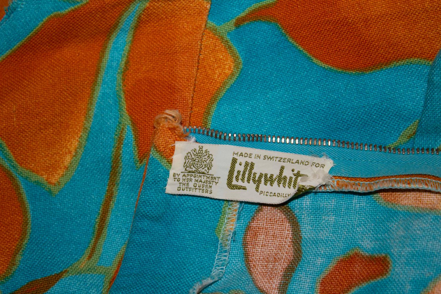 Ein tolles Vintage-Sommer-Shiftkleid von Lilywhites. Das Kleid hat einen farbenfrohen Blumendruck in Türkis- und Mandarinen-Tönen. Es hat einen Bootsausschnitt, einen zentralen Reißverschluss hinten und ist ungefüttert. 
Maße Oberweite bis zu 38'',