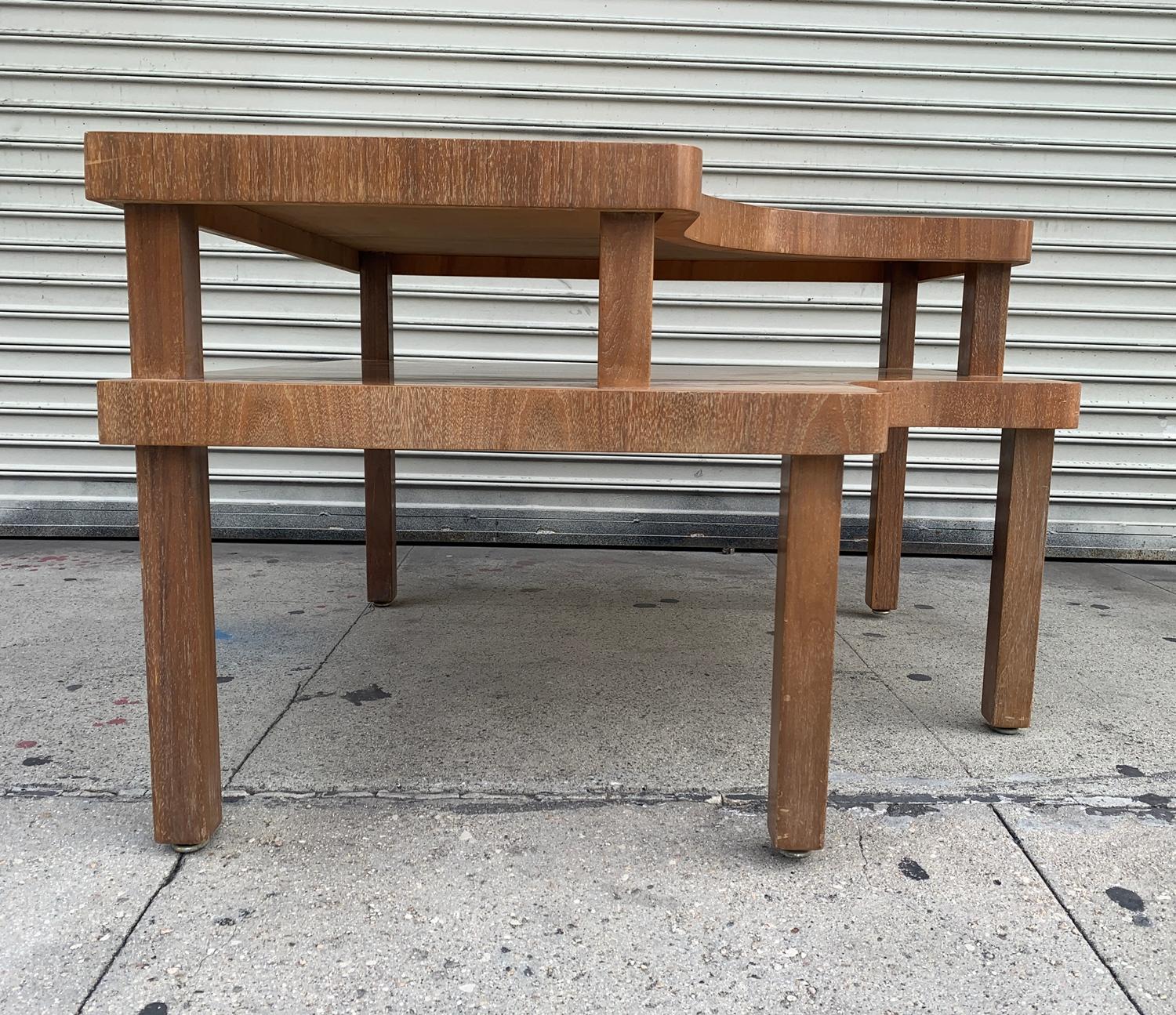 1980s coffee table made in the USA, the table is made in solid oakwood with a limed finish, the table is in excellent condition with minimal wear.
The piece has beautiful architectural lines and blends well in modern and Mid-Century Modern