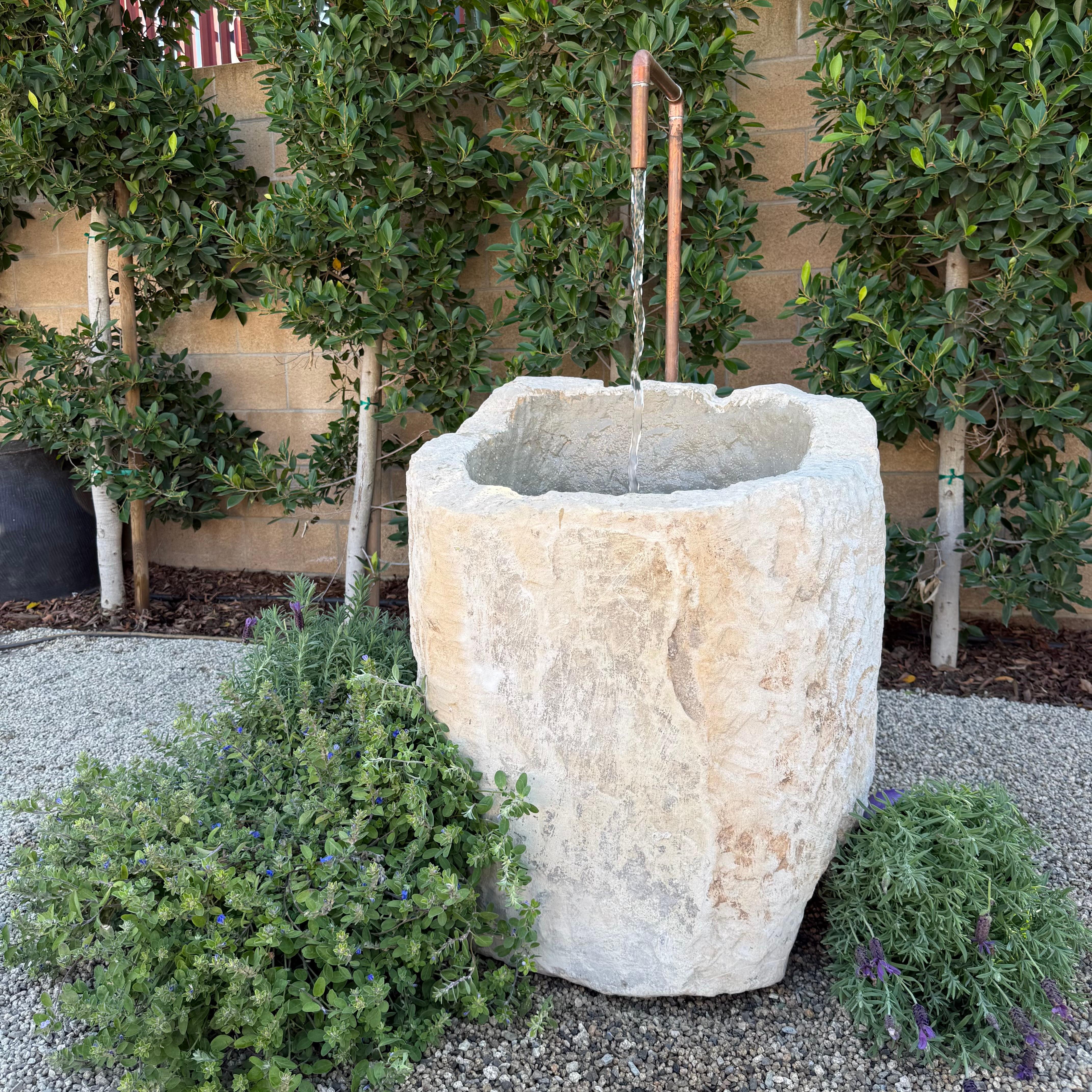 Fontana a vasca in pietra calcarea d'epoca con rame in vendita 5