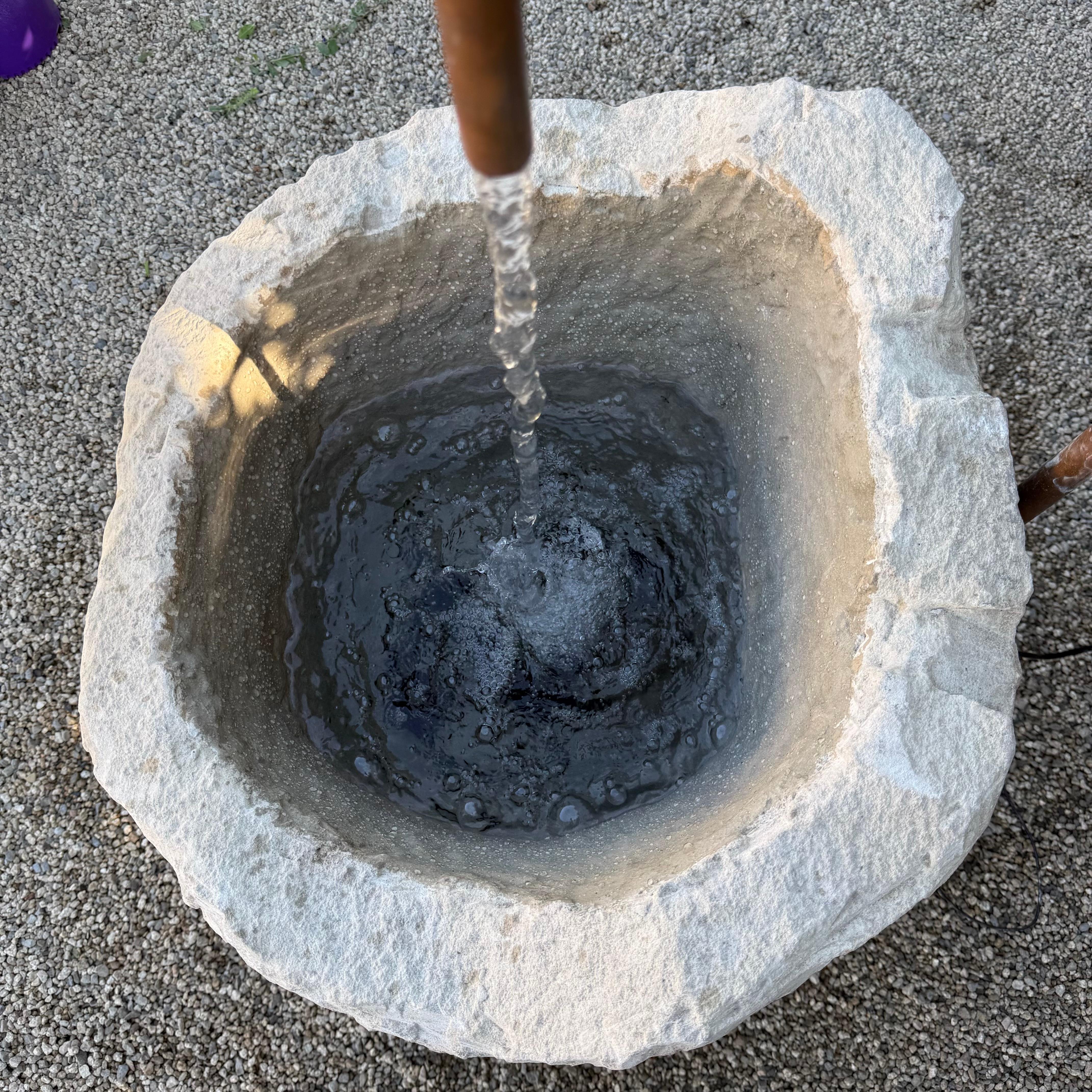 Fontana a vasca in pietra calcarea d'epoca con rame in vendita 13
