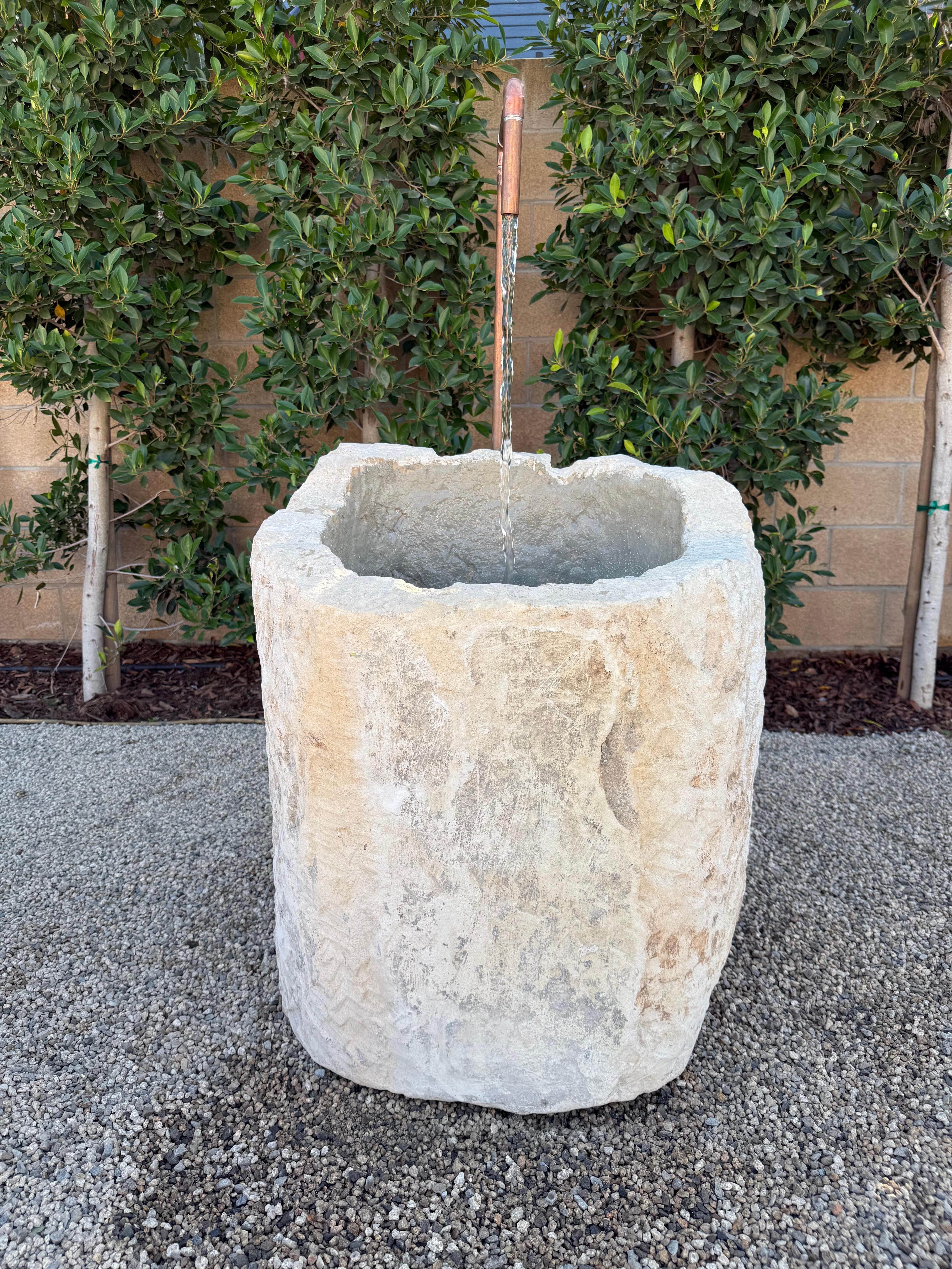 Organico moderno Fontana a vasca in pietra calcarea d'epoca con rame in vendita