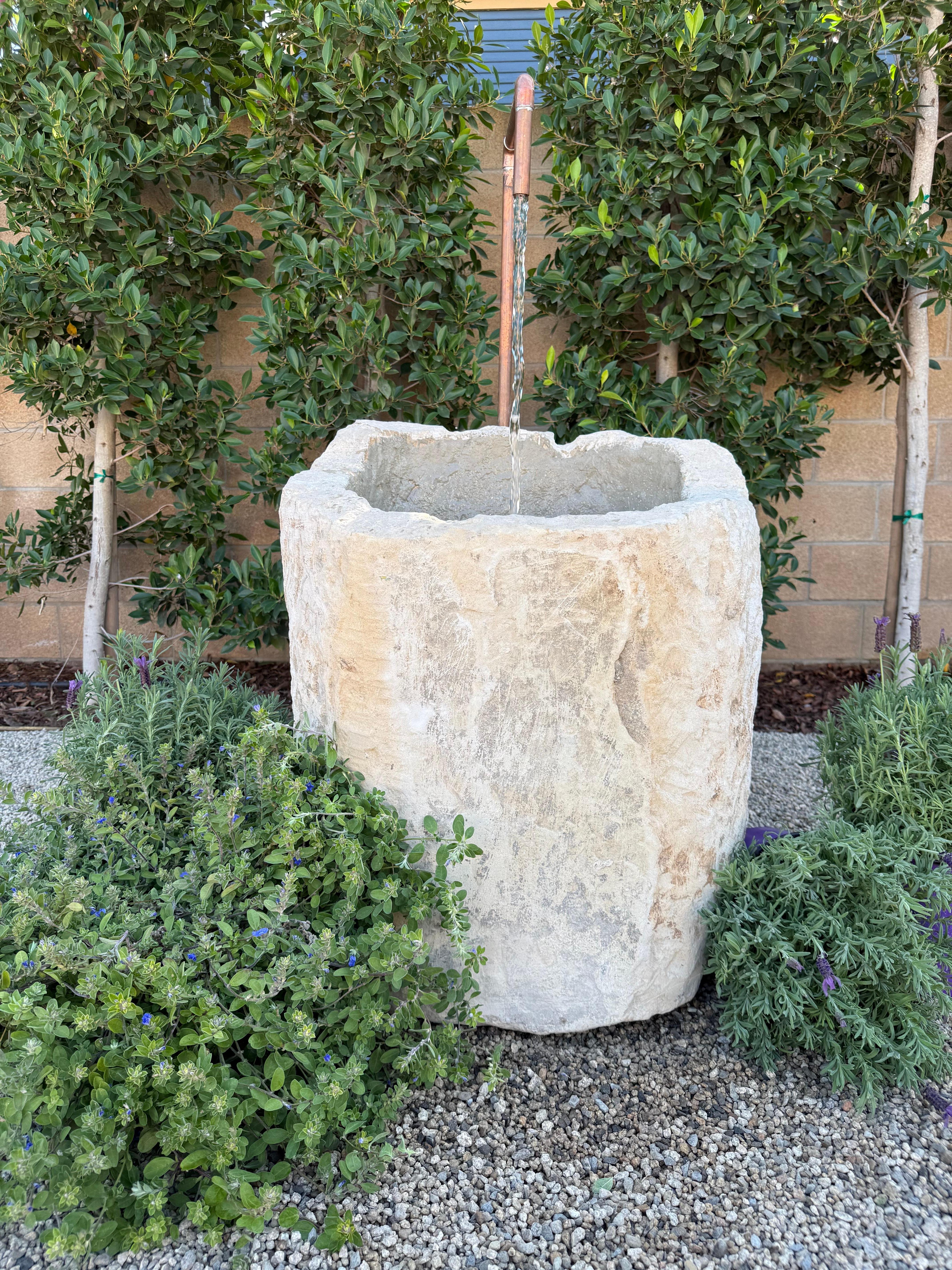 Fontana a vasca in pietra calcarea d'epoca con rame In condizioni buone in vendita a Old Town Orange, CA