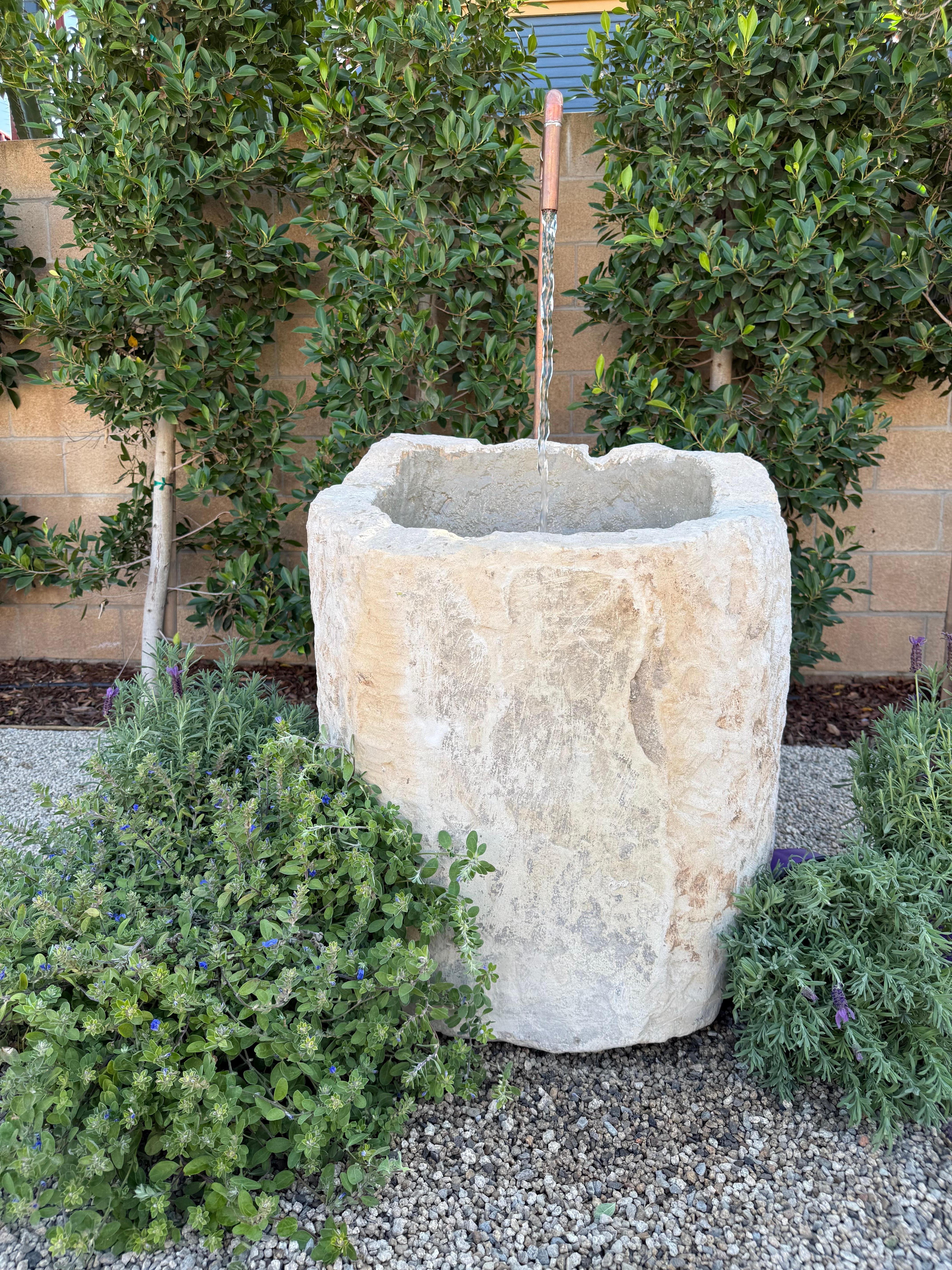 XX secolo Fontana a vasca in pietra calcarea d'epoca con rame in vendita