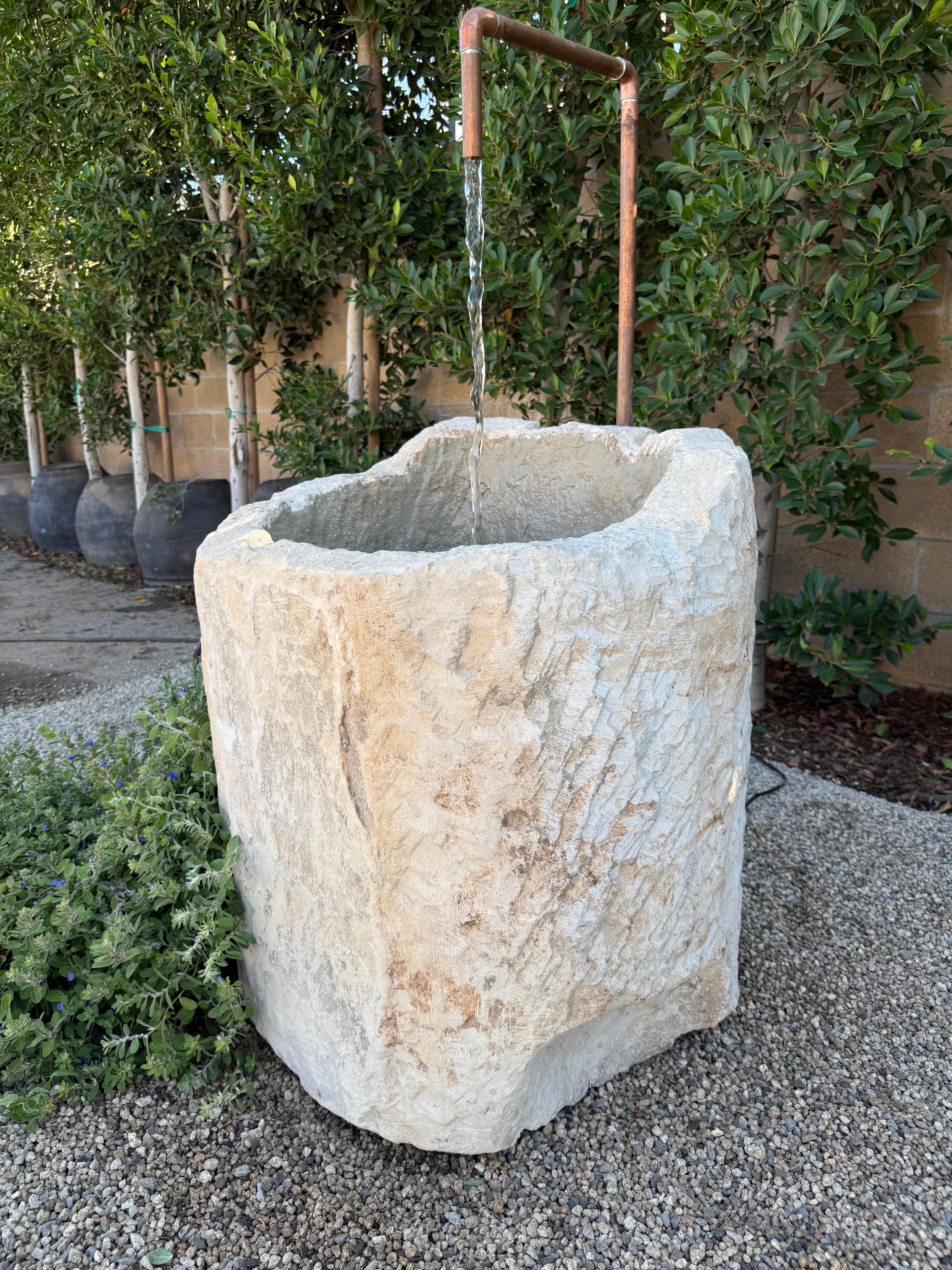 Rame Fontana a vasca in pietra calcarea d'epoca con rame in vendita